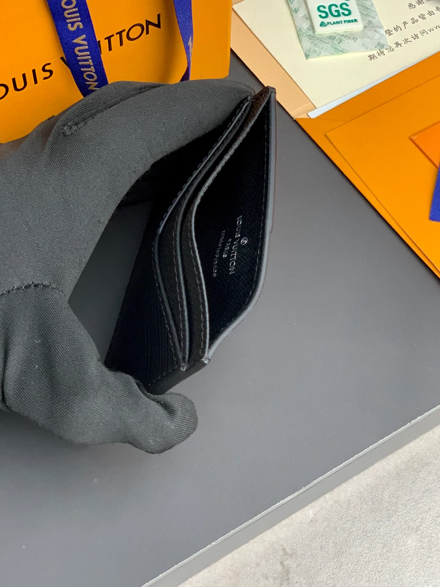 M60166 Water Corrugated Neo card holder made of Monogram Macassar canvas is the first choice for carrying important cards. Leather trimmings enhance the classic Louis Vuitton pattern. Detailed features 11 x 7 x 0.6 cm 💰260