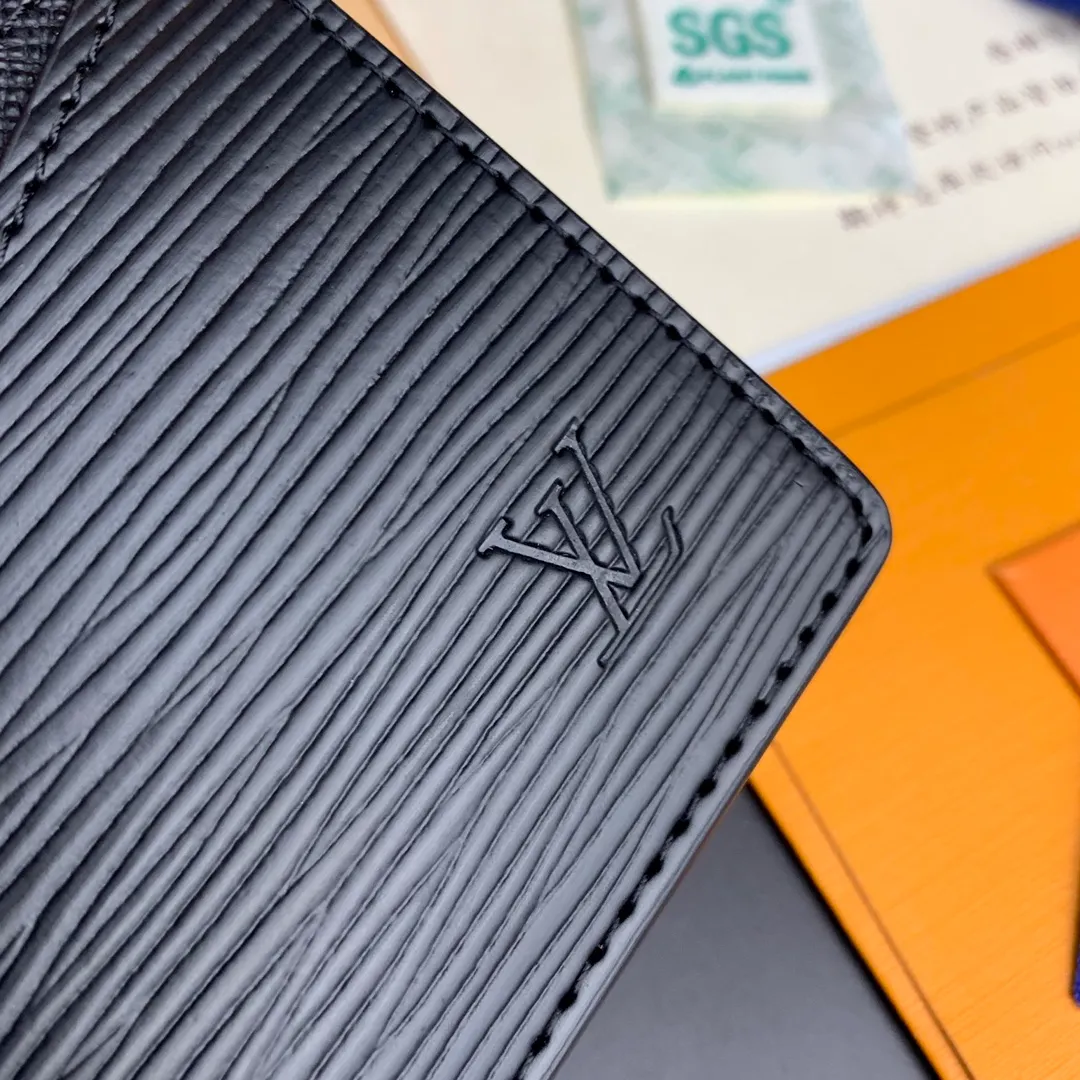 M60166 Water Corrugated Neo card holder made of Monogram Macassar canvas is the first choice for carrying important cards. Leather trimmings enhance the classic Louis Vuitton pattern. Detailed features 11 x 7 x 0.6 cm 💰260