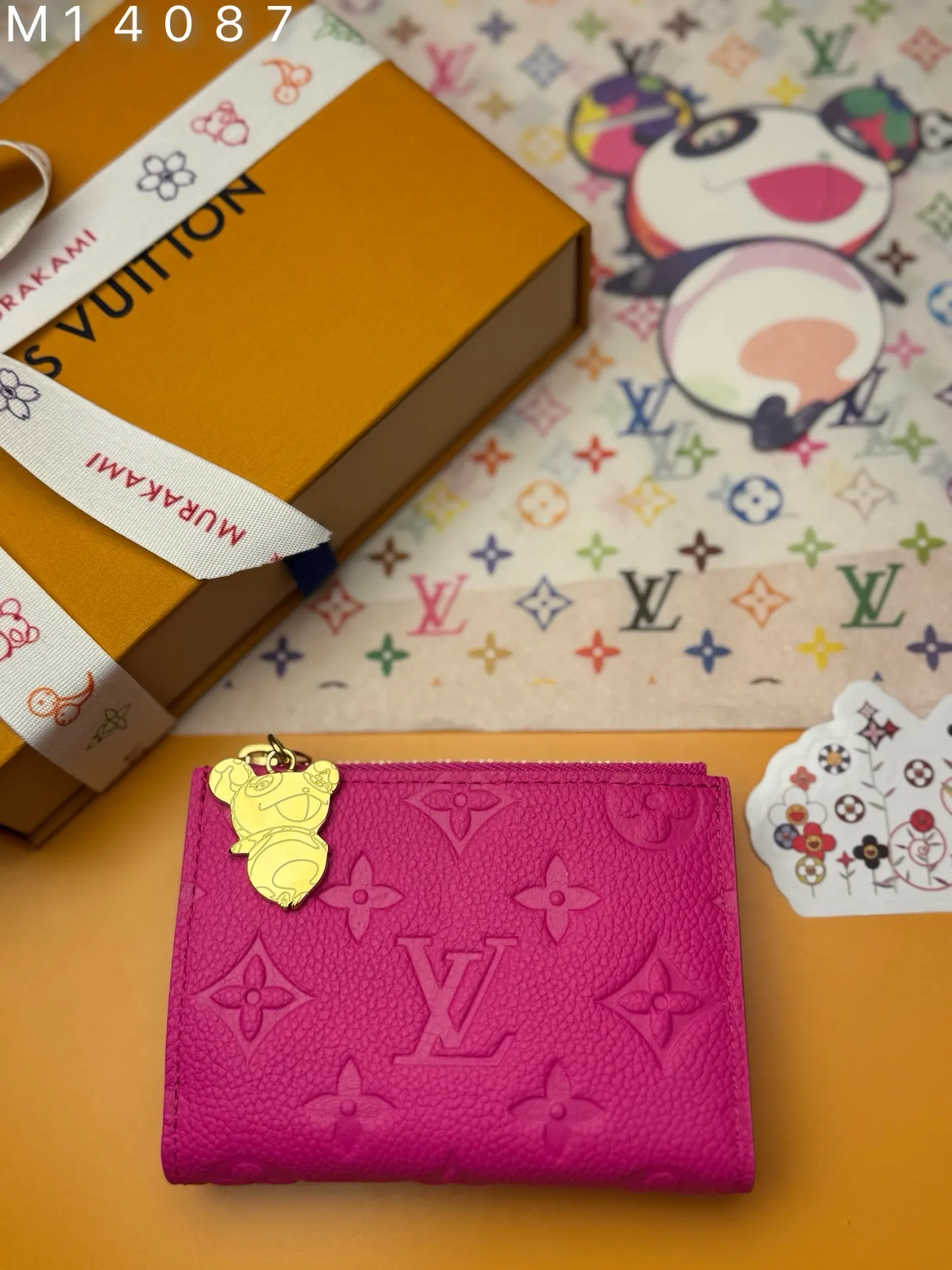 M14087 "Special Duty Free" ♻️ [Official Special Edition·First Class Material·All Steel Hardware·163 Chips·Full Packaging] Lisa Wallet is an everyday necessity with a practical and compact design, equipped with a secure coin pocket, bill compartment and multiple card slots. It's made from Louis Vuitton's elegant Monogram Empreinte leather in fresh seasonal tones from the Louis Vuitton x Murakami collection, with colorful Monogram patterns embellished on the interior. The golden panda-shaped zipper pull adds a touch of vitality to the zipper. 9x11.5x1.5cm 💰680