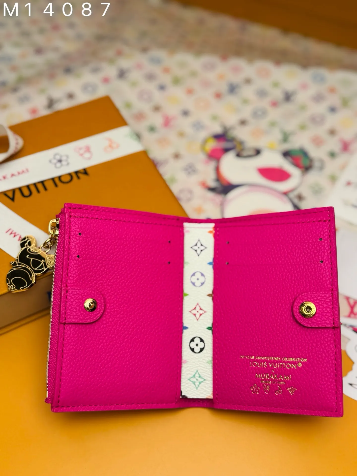 M14087 "Special Duty Free" ♻️ [Official Special Edition·First Class Material·All Steel Hardware·163 Chips·Full Packaging] Lisa Wallet is an everyday necessity with a practical and compact design, equipped with a secure coin pocket, bill compartment and multiple card slots. It's made from Louis Vuitton's elegant Monogram Empreinte leather in fresh seasonal tones from the Louis Vuitton x Murakami collection, with colorful Monogram patterns embellished on the interior. The golden panda-shaped zipper pull adds a touch of vitality to the zipper. 9x11.5x1.5cm 💰680