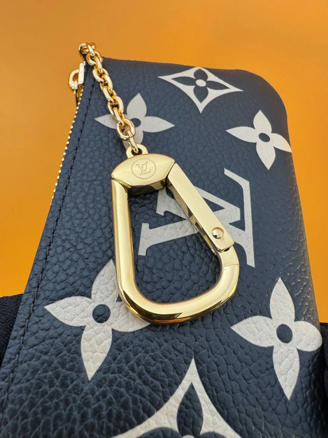 M80885 "Special Class Duty Free" ♻️[Official special edition·First-class material·All-steel hardware·French chips·Full set of packaging] This key bag is from the new season Sunrise Aquarelle series. The Monogram Empreinte embossed leather is dipped in brilliant colors and cleverly depicts the scene of the rising summer sun. Zipper closure holds cash, cards and keys securely. 12x7x1.5cm 💰520