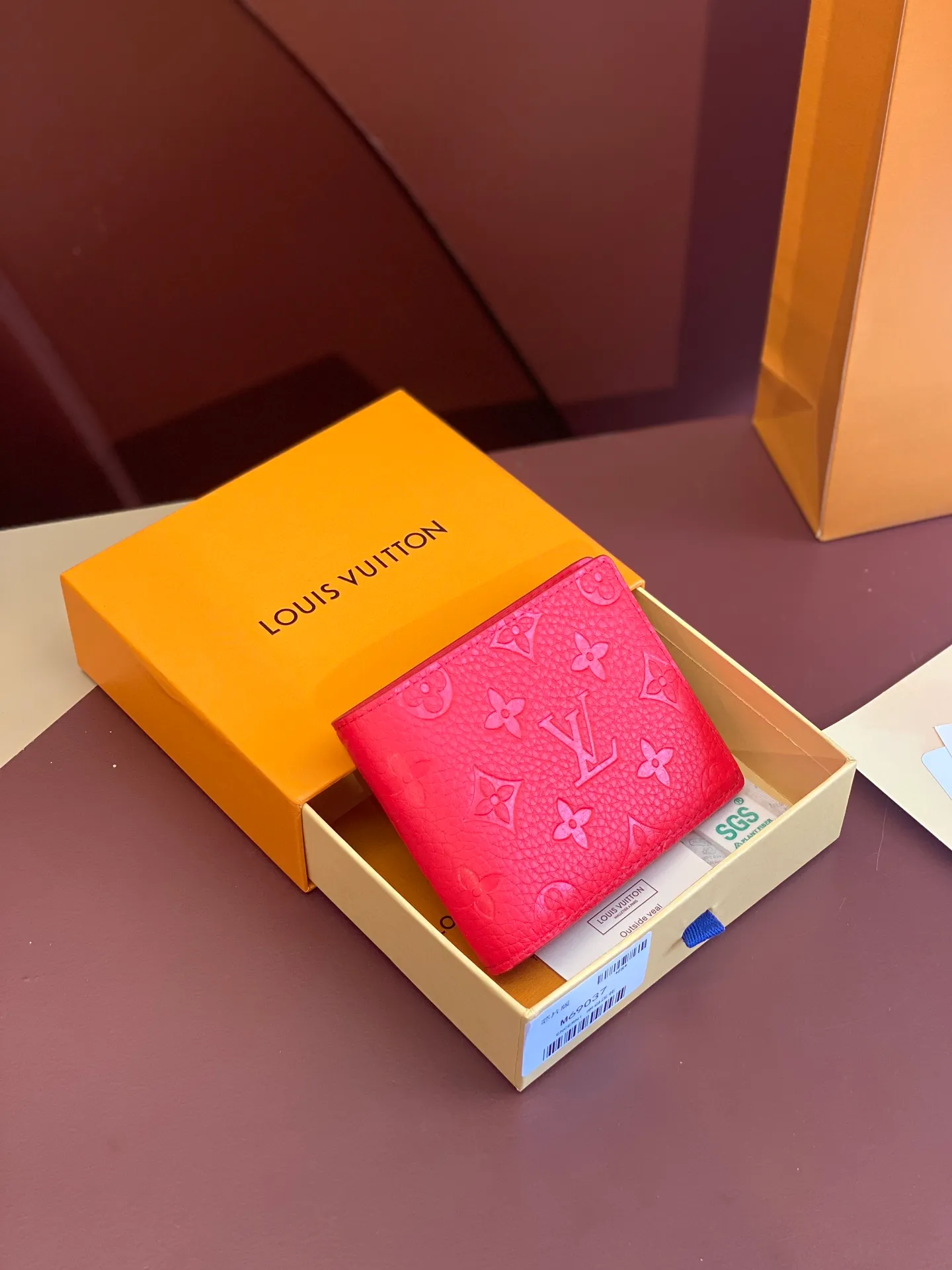 💰 380 M69037 Red! Chip version, (made of top-grain cowhide), this Multiple wallet features the classic Monogram embossing on the full-grain Taurillon leather surface, creating a compact structure and concise lines. Card slots, interior pockets and compartments keep cash, receipts and more organized. Detailed features: 11.5 x 9 x 1.5 cm (length x height x width).