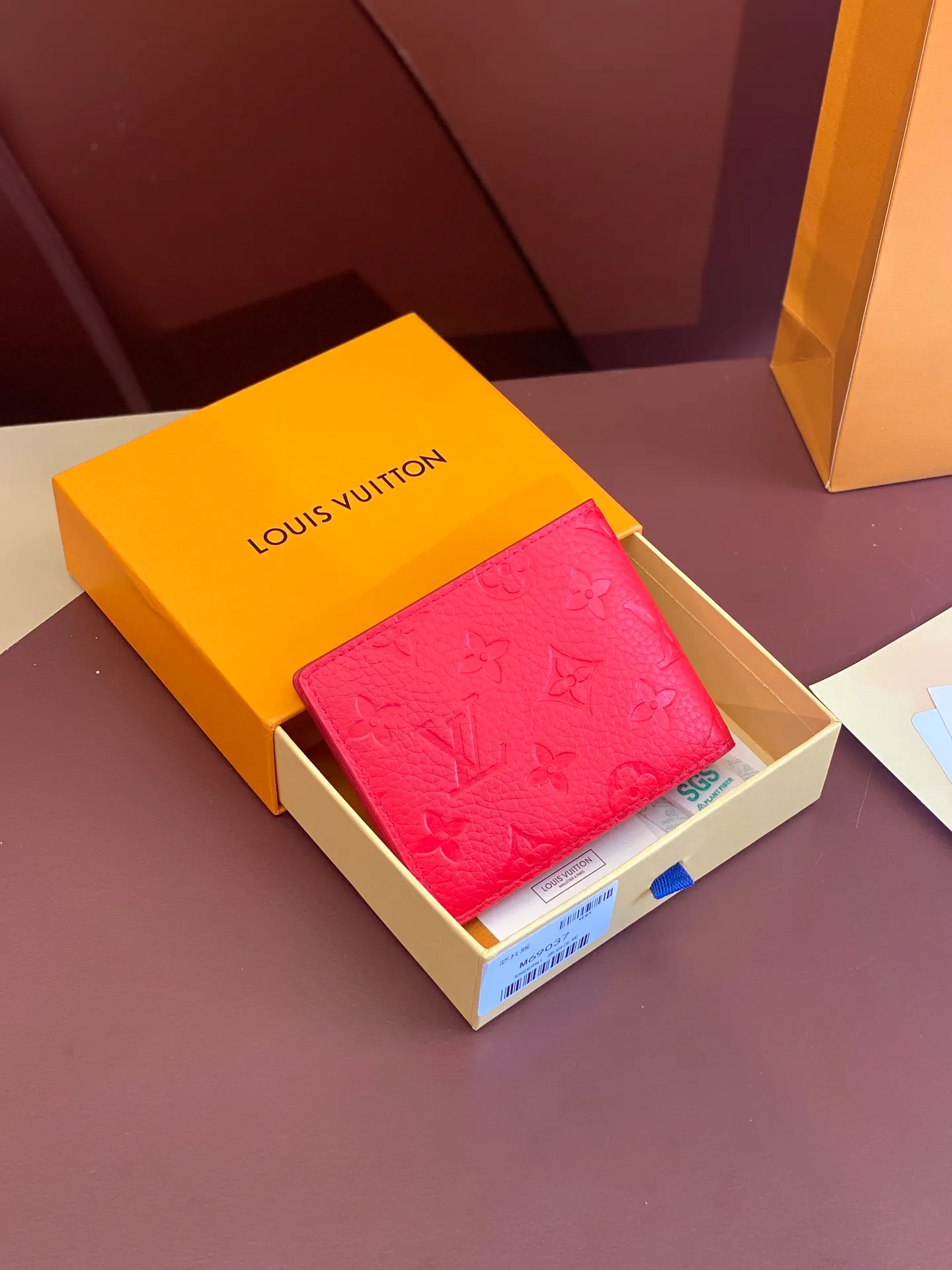💰 380 M69037 Red! Chip version, (made of top-grain cowhide), this Multiple wallet features the classic Monogram embossing on the full-grain Taurillon leather surface, creating a compact structure and concise lines. Card slots, interior pockets and compartments keep cash, receipts and more organized. Detailed features: 11.5 x 9 x 1.5 cm (length x height x width).