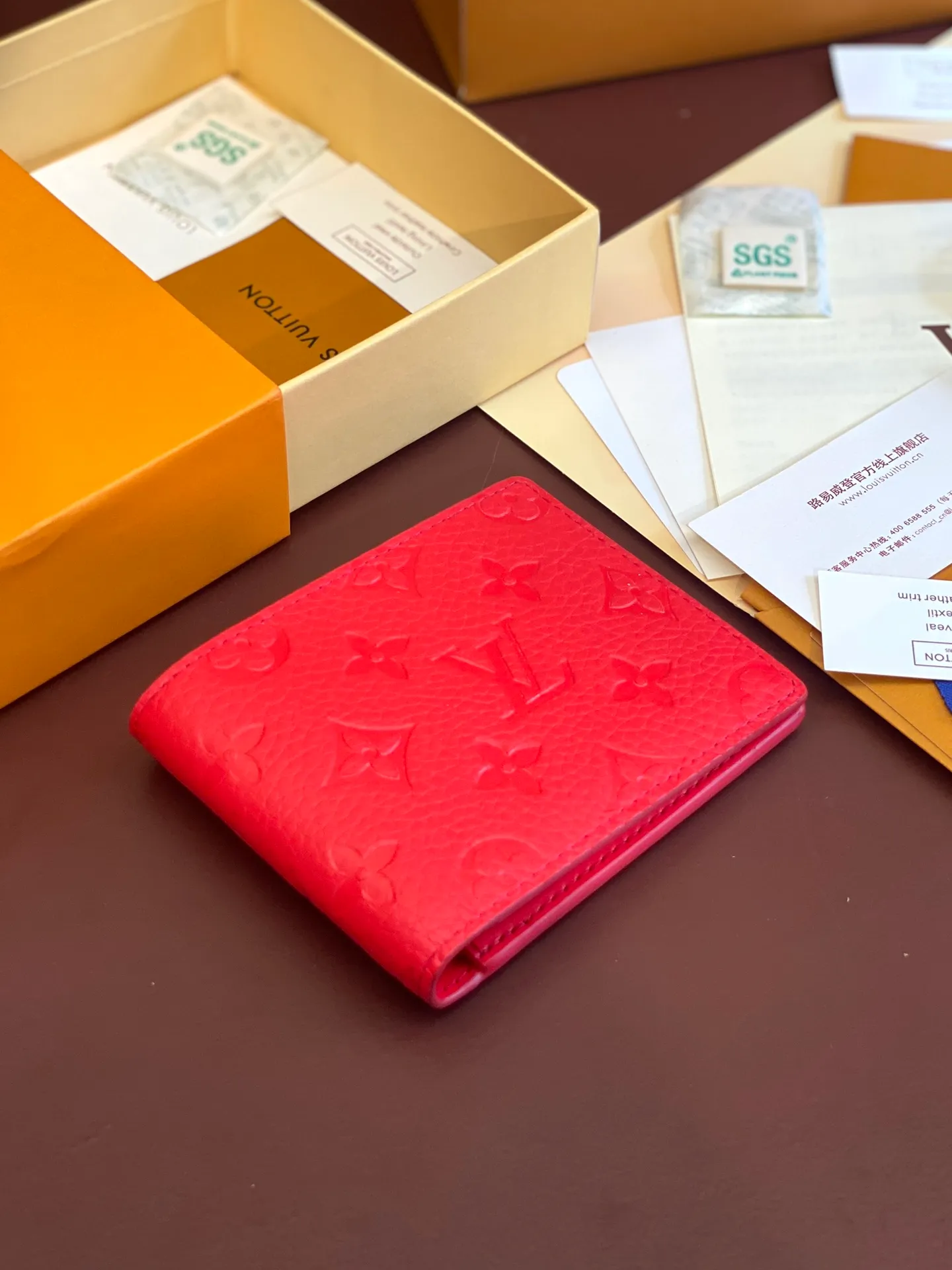 💰 380 M69037 Red! Chip version, (made of top-grain cowhide), this Multiple wallet features the classic Monogram embossing on the full-grain Taurillon leather surface, creating a compact structure and concise lines. Card slots, interior pockets and compartments keep cash, receipts and more organized. Detailed features: 11.5 x 9 x 1.5 cm (length x height x width).