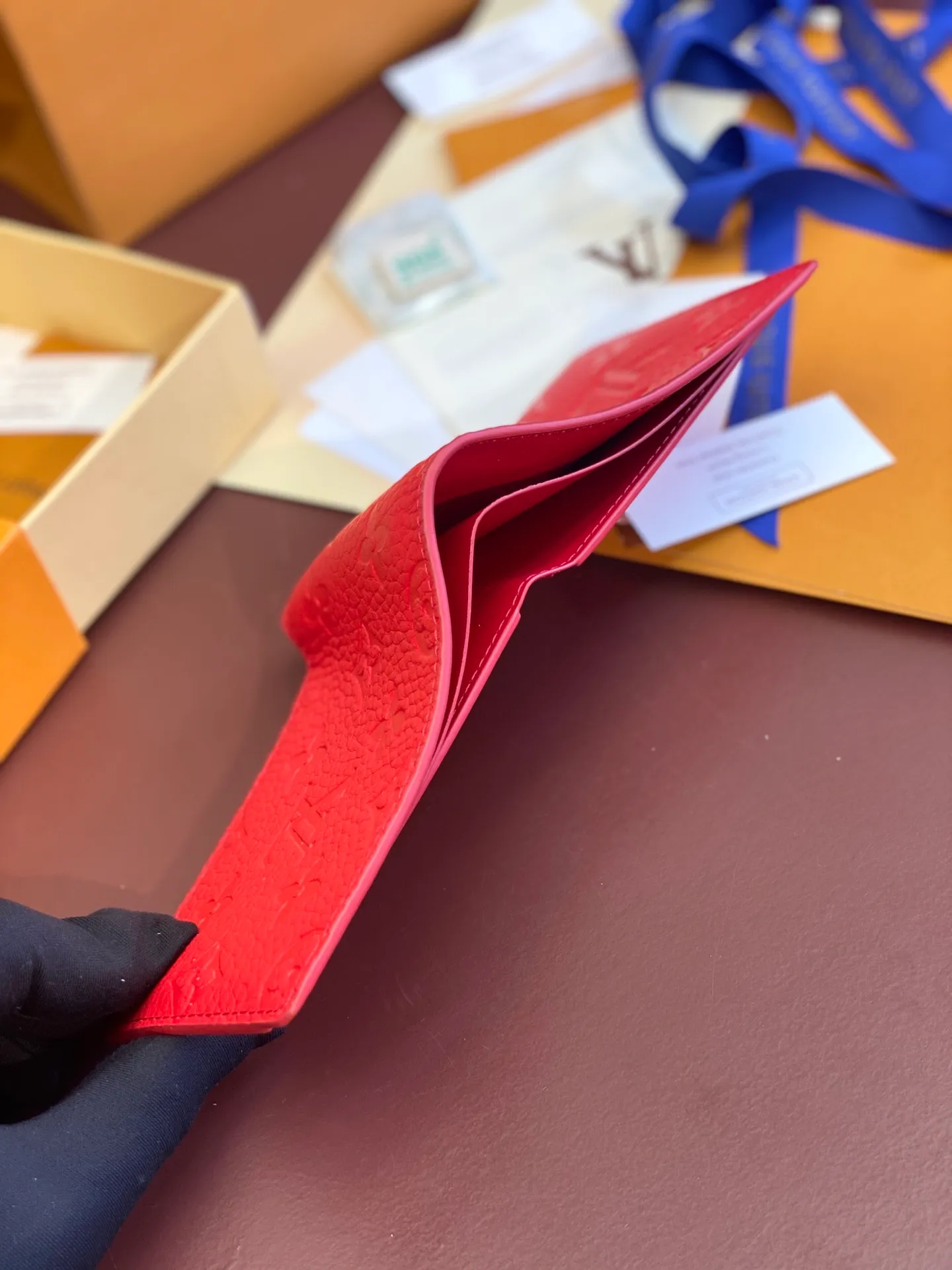 💰 380 M69037 Red! Chip version, (made of top-grain cowhide), this Multiple wallet features the classic Monogram embossing on the full-grain Taurillon leather surface, creating a compact structure and concise lines. Card slots, interior pockets and compartments keep cash, receipts and more organized. Detailed features: 11.5 x 9 x 1.5 cm (length x height x width).