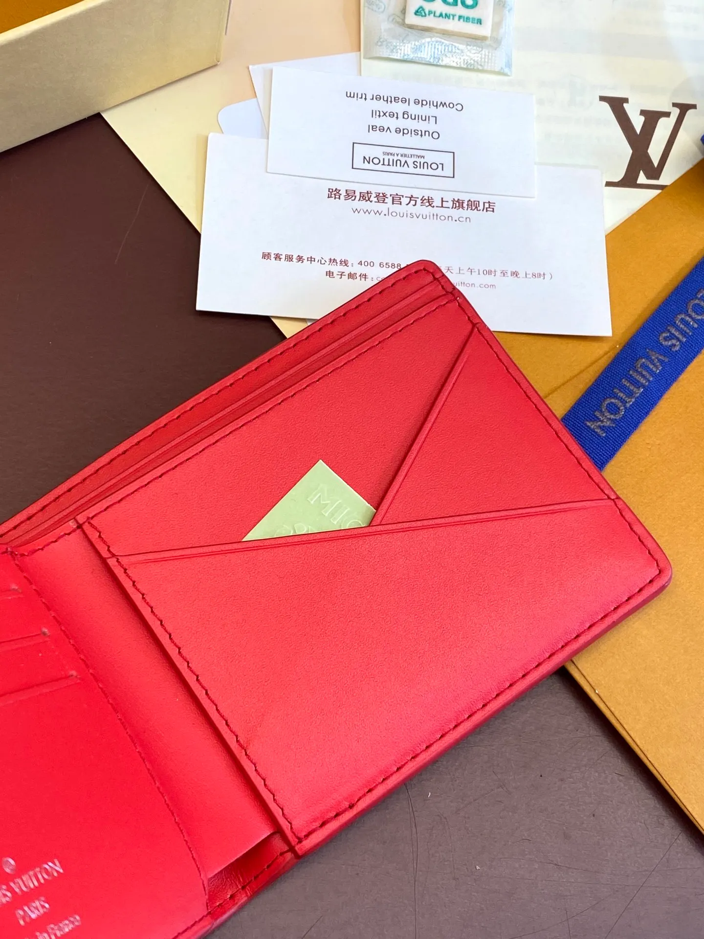 💰 380 M69037 Red! Chip version, (made of top-grain cowhide), this Multiple wallet features the classic Monogram embossing on the full-grain Taurillon leather surface, creating a compact structure and concise lines. Card slots, interior pockets and compartments keep cash, receipts and more organized. Detailed features: 11.5 x 9 x 1.5 cm (length x height x width).
