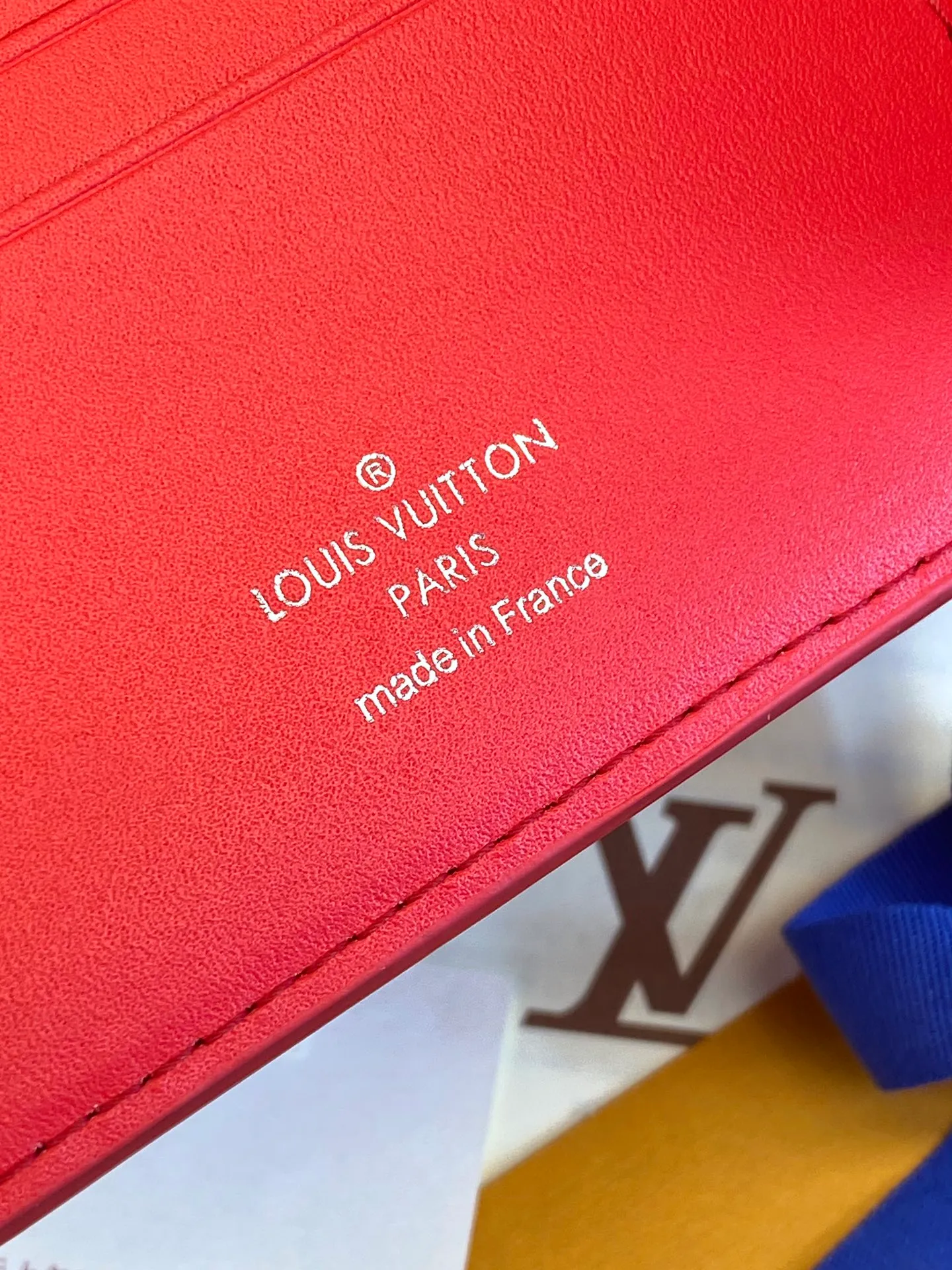 💰 380 M69037 Red! Chip version, (made of top-grain cowhide), this Multiple wallet features the classic Monogram embossing on the full-grain Taurillon leather surface, creating a compact structure and concise lines. Card slots, interior pockets and compartments keep cash, receipts and more organized. Detailed features: 11.5 x 9 x 1.5 cm (length x height x width).