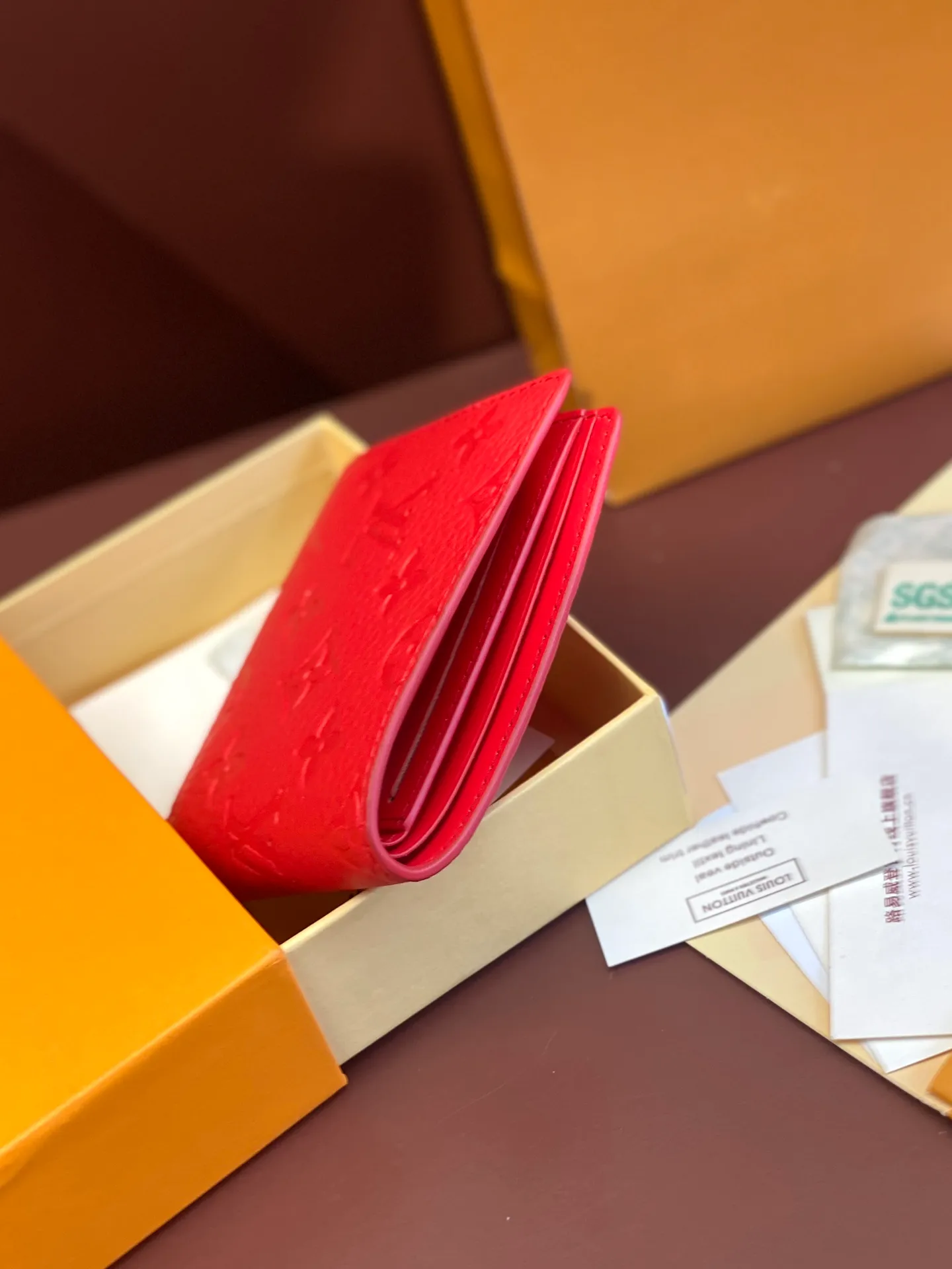 💰 380 M69037 Red! Chip version, (made of top-grain cowhide), this Multiple wallet features the classic Monogram embossing on the full-grain Taurillon leather surface, creating a compact structure and concise lines. Card slots, interior pockets and compartments keep cash, receipts and more organized. Detailed features: 11.5 x 9 x 1.5 cm (length x height x width).