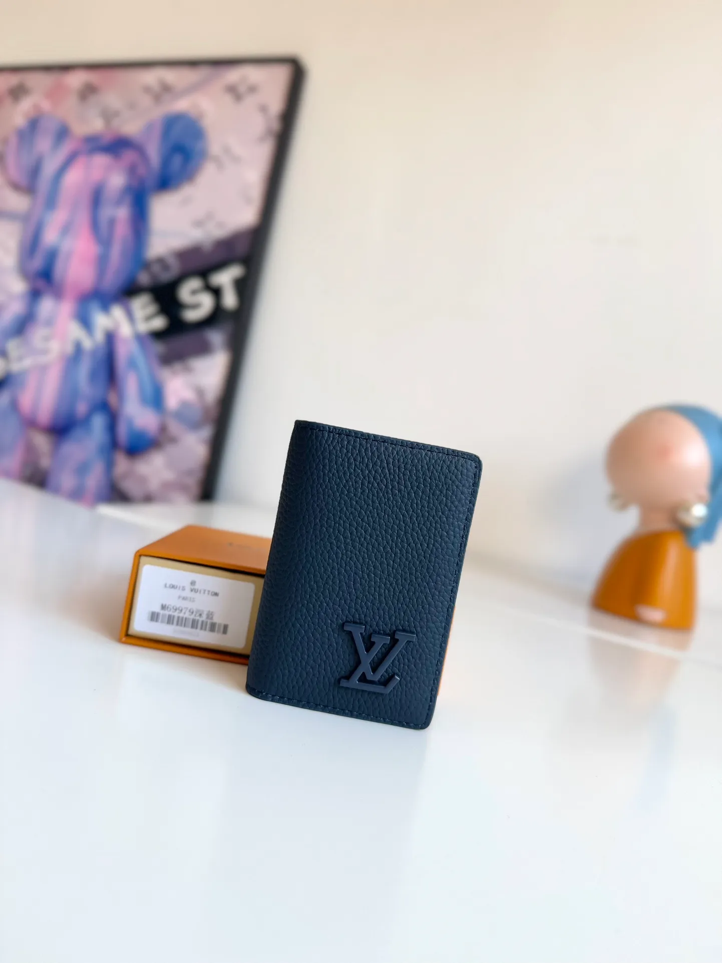 P340🇫🇷Exclusive real shot of overseas original M69979 dark blue! The new LV Aerogram Pocket Wallet is made of cow leather as soft as old aviation letterheads. The metal LV letters discreetly mark the brand identity. It is equipped with compartments and card slots, achieving the fusion of elegance and functionality. Pairs with any LV Aerogram bag. Size: 11×8cm