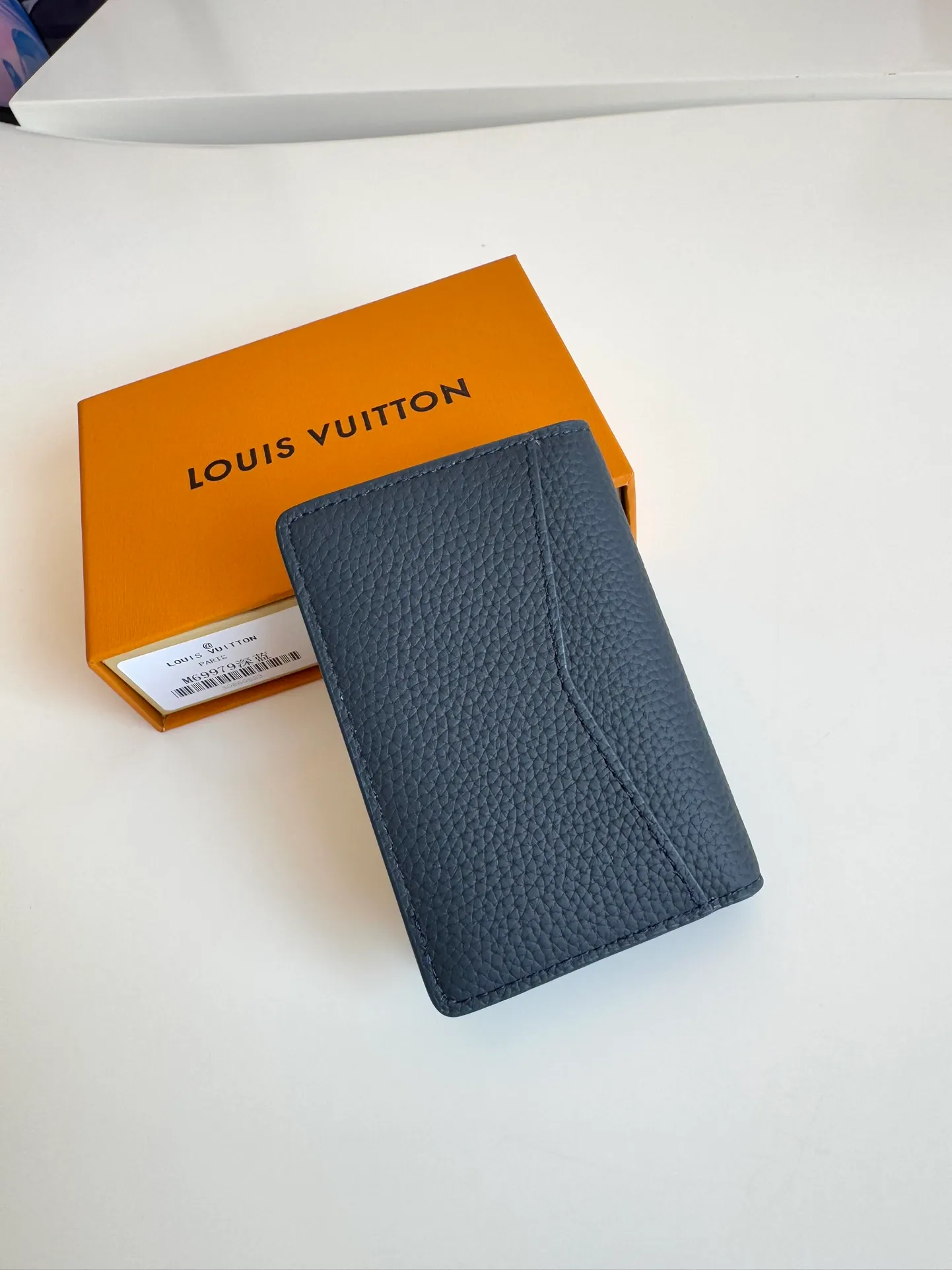 P340🇫🇷Exclusive real shot of overseas original M69979 dark blue! The new LV Aerogram Pocket Wallet is made of cow leather as soft as old aviation letterheads. The metal LV letters discreetly mark the brand identity. It is equipped with compartments and card slots, achieving the fusion of elegance and functionality. Pairs with any LV Aerogram bag. Size: 11×8cm