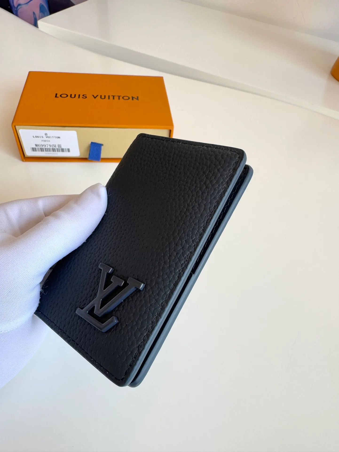 P340🇫🇷Exclusive real shot of overseas original M69979 dark blue! The new LV Aerogram Pocket Wallet is made of cow leather as soft as old aviation letterheads. The metal LV letters discreetly mark the brand identity. It is equipped with compartments and card slots, achieving the fusion of elegance and functionality. Pairs with any LV Aerogram bag. Size: 11×8cm