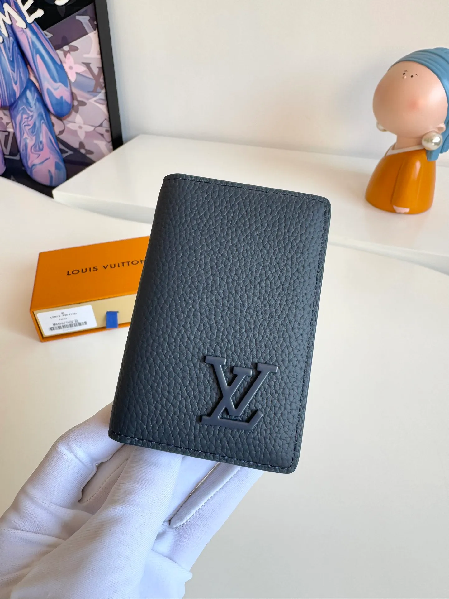 P340🇫🇷Exclusive real shot of overseas original M69979 dark blue! The new LV Aerogram Pocket Wallet is made of cow leather as soft as old aviation letterheads. The metal LV letters discreetly mark the brand identity. It is equipped with compartments and card slots, achieving the fusion of elegance and functionality. Pairs with any LV Aerogram bag. Size: 11×8cm