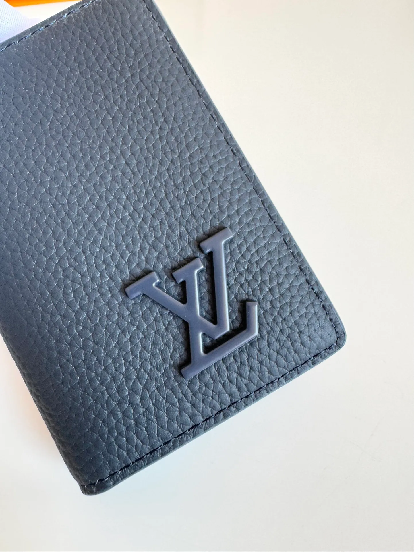 P340🇫🇷Exclusive real shot of overseas original M69979 dark blue! The new LV Aerogram Pocket Wallet is made of cow leather as soft as old aviation letterheads. The metal LV letters discreetly mark the brand identity. It is equipped with compartments and card slots, achieving the fusion of elegance and functionality. Pairs with any LV Aerogram bag. Size: 11×8cm