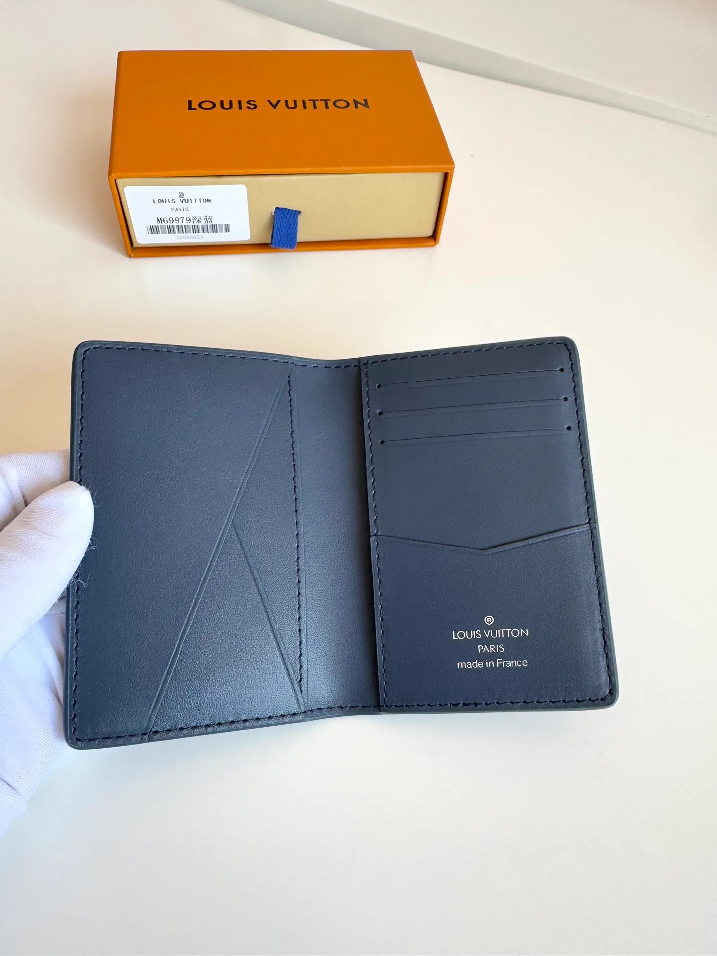 P340🇫🇷Exclusive real shot of overseas original M69979 dark blue! The new LV Aerogram Pocket Wallet is made of cow leather as soft as old aviation letterheads. The metal LV letters discreetly mark the brand identity. It is equipped with compartments and card slots, achieving the fusion of elegance and functionality. Pairs with any LV Aerogram bag. Size: 11×8cm