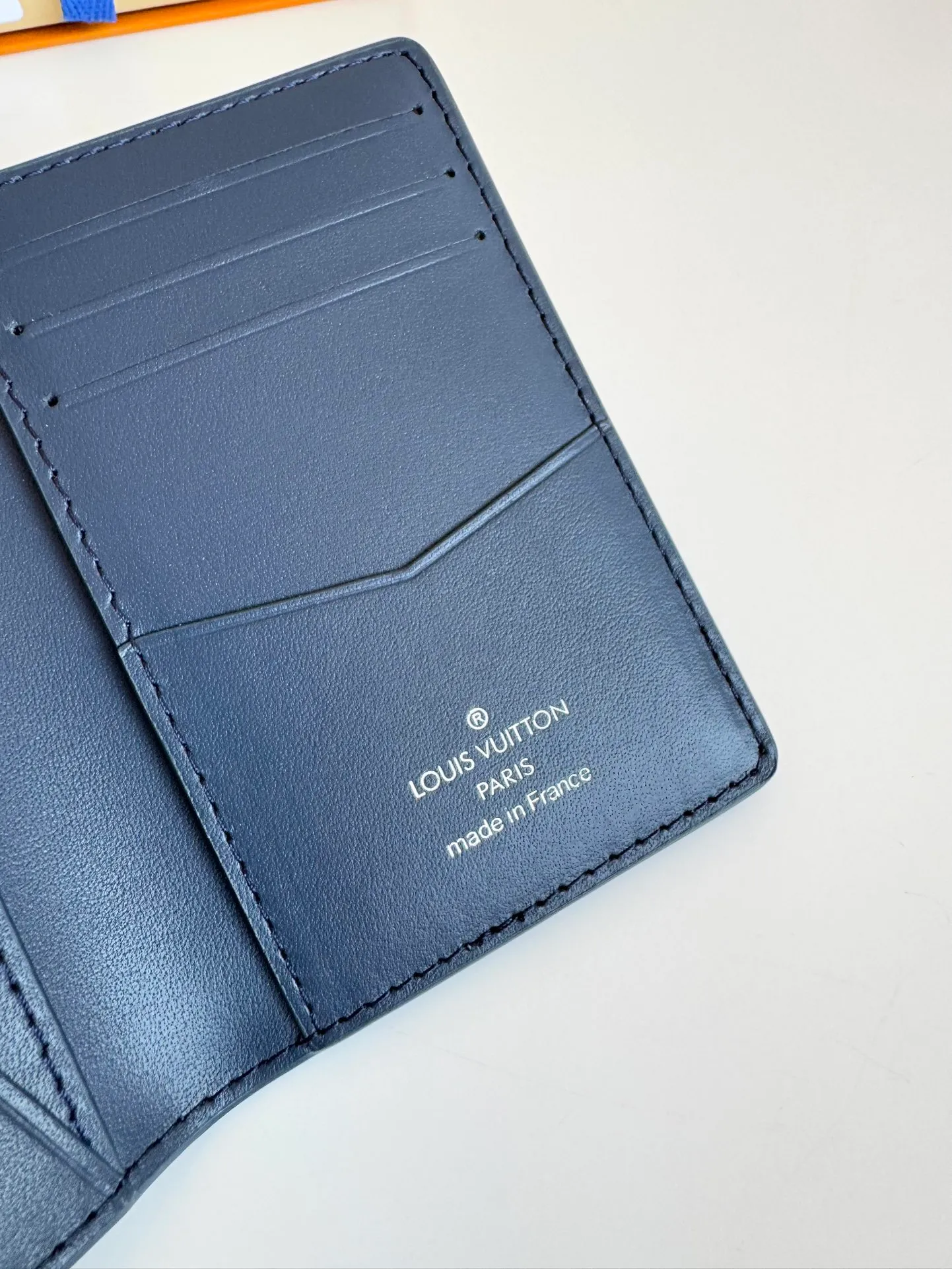 P340🇫🇷Exclusive real shot of overseas original M69979 dark blue! The new LV Aerogram Pocket Wallet is made of cow leather as soft as old aviation letterheads. The metal LV letters discreetly mark the brand identity. It is equipped with compartments and card slots, achieving the fusion of elegance and functionality. Pairs with any LV Aerogram bag. Size: 11×8cm