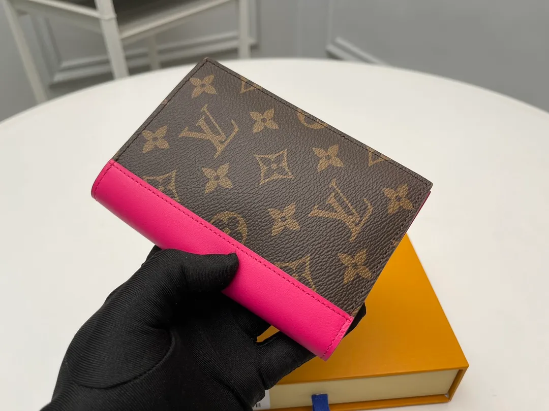[Top Original Order] M12825 Rose Red Passport 👏👏 The classic items of the manor are decorated with single-frame Macassar canvas into the "Kuvert Paspol NM" with an exquisite atmosphere. Trimmed and lined in colored leather, the "Louis Vuitton Color Mania" collection has a unique design appeal. Dimensions: 10 x 14 x 2.5 cm. 🎁🎁280💰.
