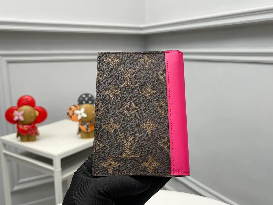 [Top Original Order] M12825 Rose Red Passport 👏👏 The classic items of the manor are decorated with single-frame Macassar canvas into the "Kuvert Paspol NM" with an exquisite atmosphere. Trimmed and lined in colored leather, the "Louis Vuitton Color Mania" collection has a unique design appeal. Dimensions: 10 x 14 x 2.5 cm. 🎁🎁280💰.