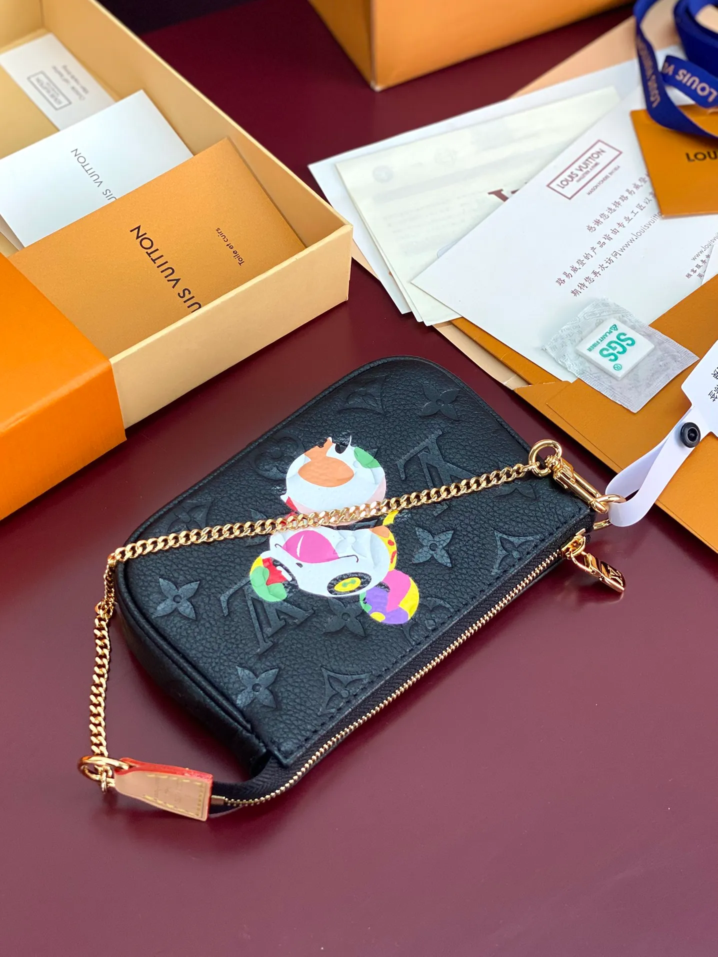 💰580 M13824 Little Bear! This Mini Pochette Accessoires clutch bag is made of Monogram Denim leather. The Monogram pattern is woven into it and then goes through multiple complicated processes such as bleaching, finishing and sand washing to give the certified cotton a unique texture. It has a rounded shape and a zipper to open the ample space to securely store daily needs. Can also be attached to handbags via chains and hooks. 15.5 x 10.5 x 4 cm (length x height x width).