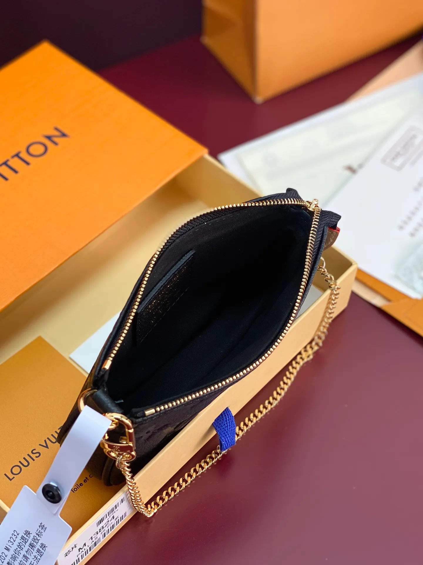 💰580 M13824 Little Bear! This Mini Pochette Accessoires clutch bag is made of Monogram Denim leather. The Monogram pattern is woven into it and then goes through multiple complicated processes such as bleaching, finishing and sand washing to give the certified cotton a unique texture. It has a rounded shape and a zipper to open the ample space to securely store daily needs. Can also be attached to handbags via chains and hooks. 15.5 x 10.5 x 4 cm (length x height x width).