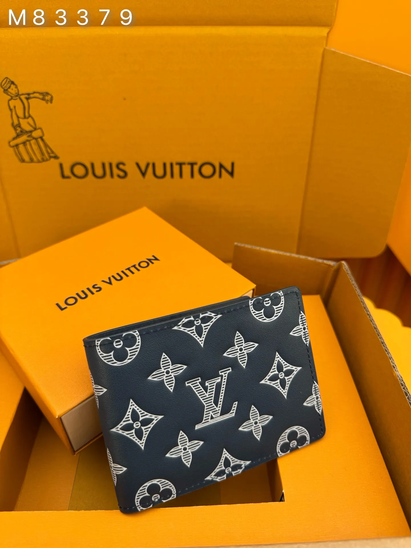 M83379 "Special Duty Free" ♻️[Official special edition·First-class material·All-steel hardware·French chips·Full set of packaging] This Multiple wallet is made of smooth cow leather, and uses printing and embossing techniques to reproduce the Monogram pattern drawn by Georges Vuitton in 1896, showing a strong retro sentiment. 11.5x9x1.5cm 💰440