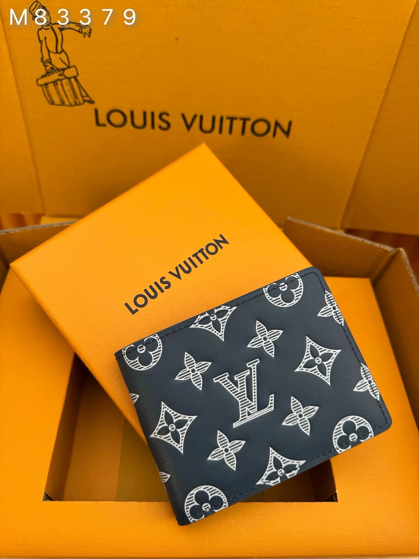 M83379 "Special Duty Free" ♻️[Official special edition·First-class material·All-steel hardware·French chips·Full set of packaging] This Multiple wallet is made of smooth cow leather, and uses printing and embossing techniques to reproduce the Monogram pattern drawn by Georges Vuitton in 1896, showing a strong retro sentiment. 11.5x9x1.5cm 💰440