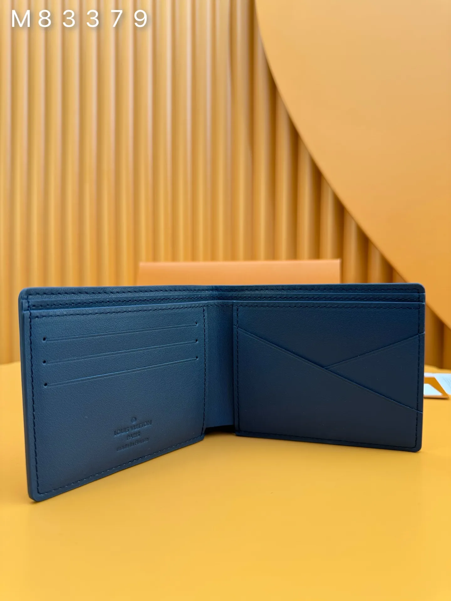 M83379 "Special Duty Free" ♻️[Official special edition·First-class material·All-steel hardware·French chips·Full set of packaging] This Multiple wallet is made of smooth cow leather, and uses printing and embossing techniques to reproduce the Monogram pattern drawn by Georges Vuitton in 1896, showing a strong retro sentiment. 11.5x9x1.5cm 💰440