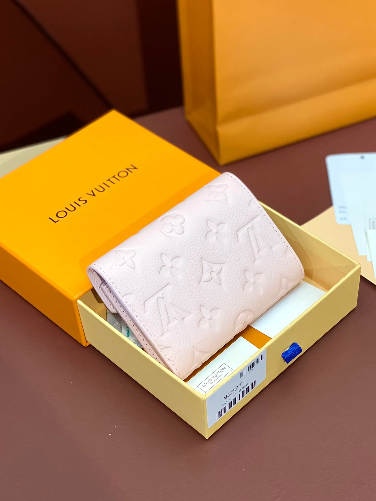 💰480 M83271 nude pink! Made of top layer cowhide! Wallet Zoé wallet is made of soft Monogram Empreinte leather and decorated with the classic Louis Vuitton Monogram embossing. It fits easily into a small bag and has enough capacity to store coins, banknotes and credit cards. 12x9cm.