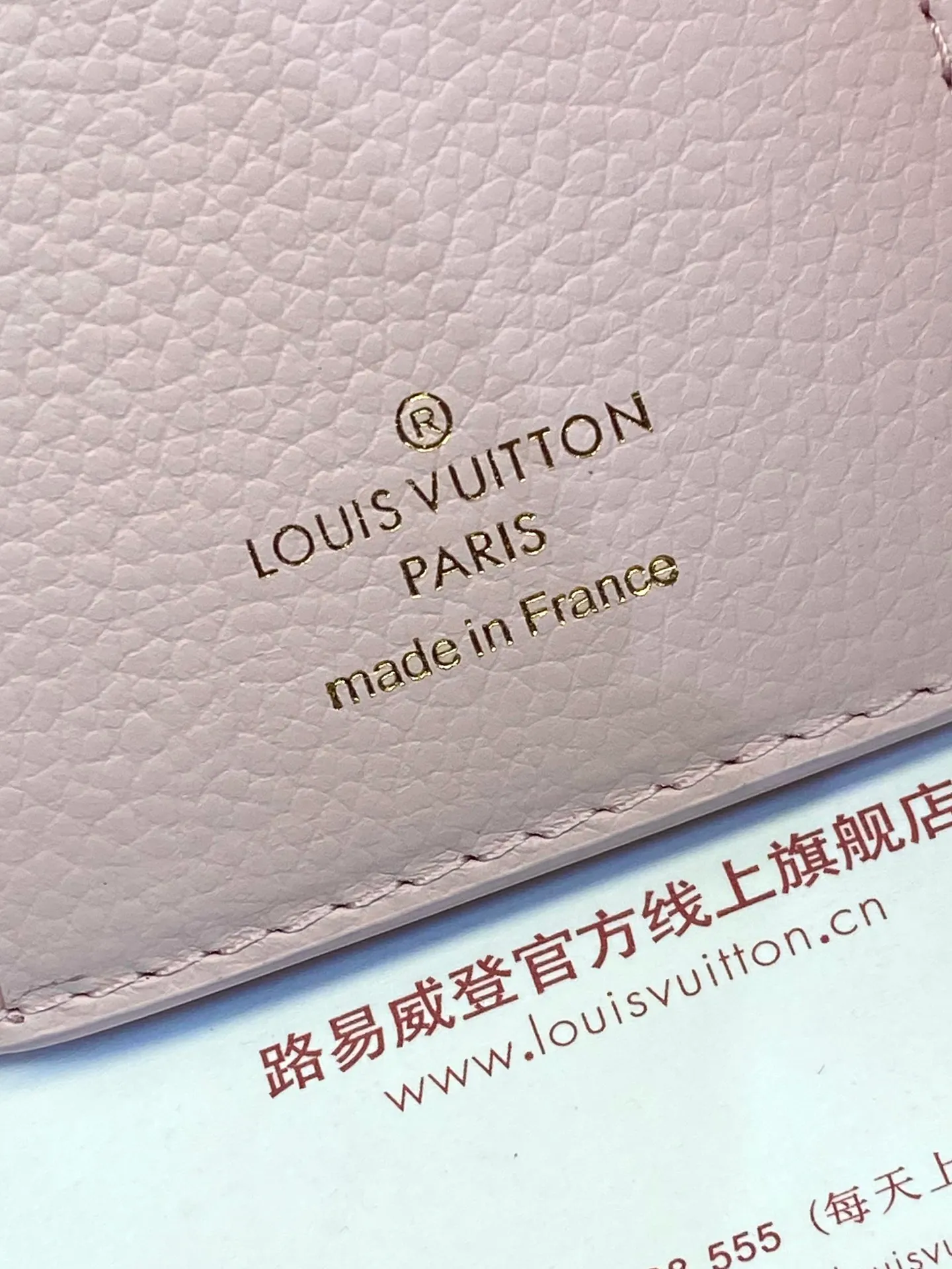 💰480 M83271 nude pink! Made of top layer cowhide! Wallet Zoé wallet is made of soft Monogram Empreinte leather and decorated with the classic Louis Vuitton Monogram embossing. It fits easily into a small bag and has enough capacity to store coins, banknotes and credit cards. 12x9cm.