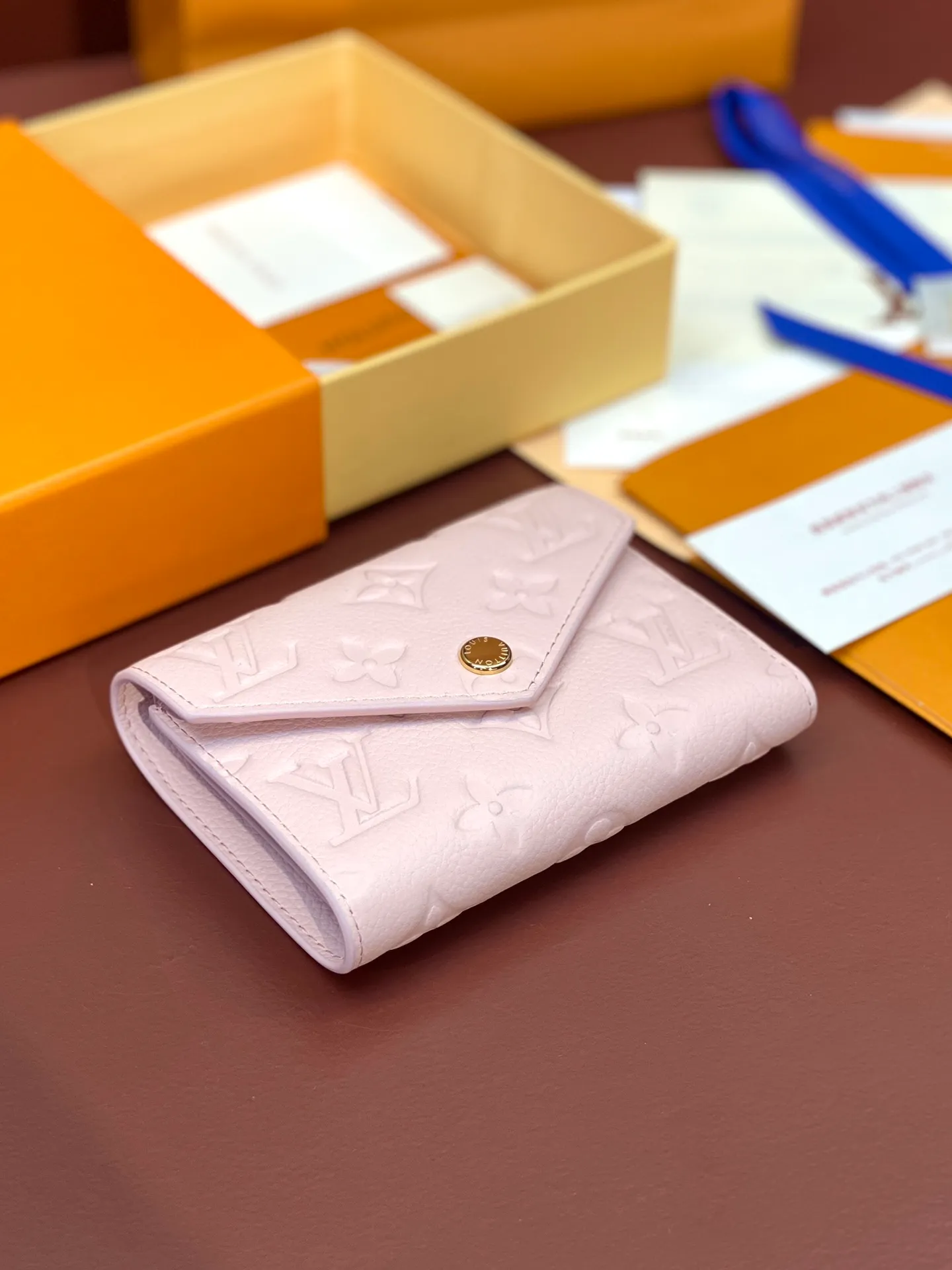 💰480 M83271 nude pink! Made of top layer cowhide! Wallet Zoé wallet is made of soft Monogram Empreinte leather and decorated with the classic Louis Vuitton Monogram embossing. It fits easily into a small bag and has enough capacity to store coins, banknotes and credit cards. 12x9cm.