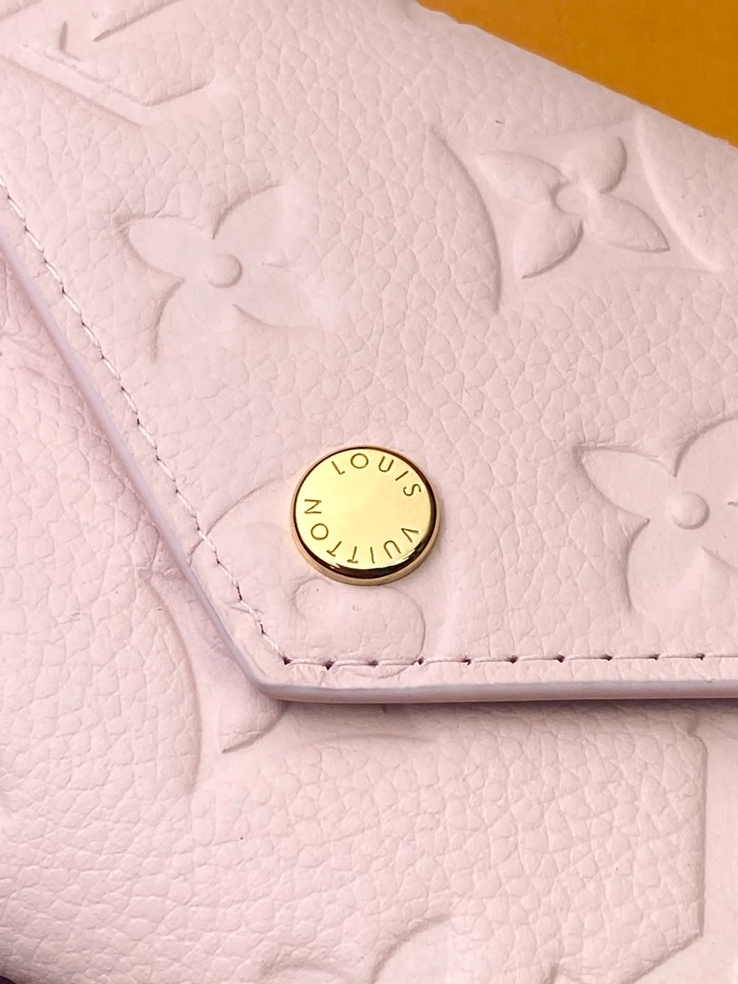 💰480 M83271 nude pink! Made of top layer cowhide! Wallet Zoé wallet is made of soft Monogram Empreinte leather and decorated with the classic Louis Vuitton Monogram embossing. It fits easily into a small bag and has enough capacity to store coins, banknotes and credit cards. 12x9cm.