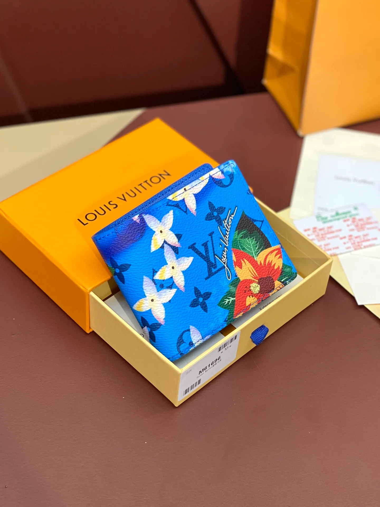 M61695 skateboard 🛹 bright blue! This Slender wallet is made of Monogram Surfin’ coated canvas, with colorful patterns overlapping tropical elements and the brand’s classic logo, giving the iconic piece a retro feel. Inside there are eight card slots and a compartment for banknotes. size: 11x8.5x2cm. 💰340