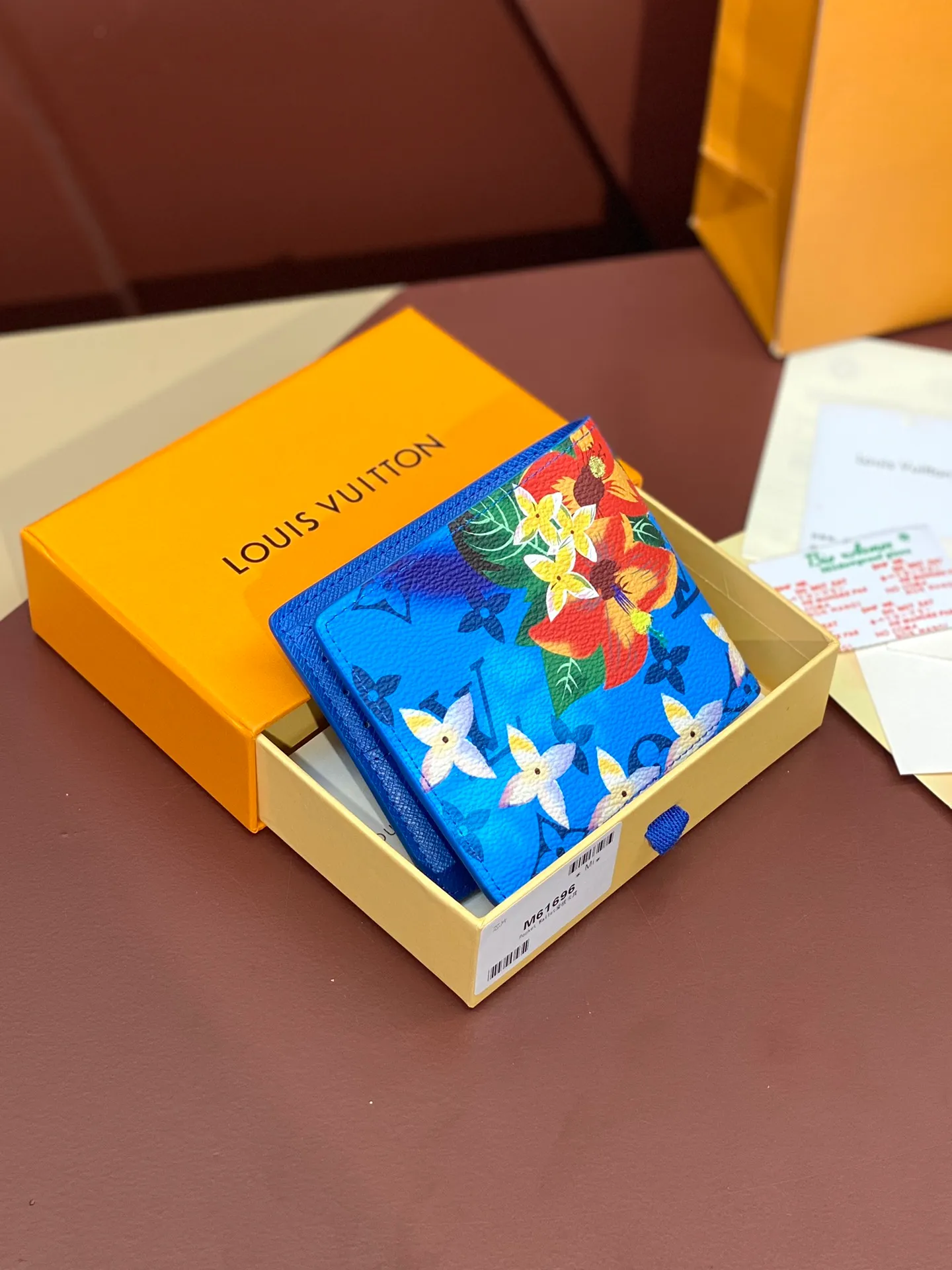 M61695 skateboard 🛹 bright blue! This Slender wallet is made of Monogram Surfin’ coated canvas, with colorful patterns overlapping tropical elements and the brand’s classic logo, giving the iconic piece a retro feel. Inside there are eight card slots and a compartment for banknotes. size: 11x8.5x2cm. 💰340