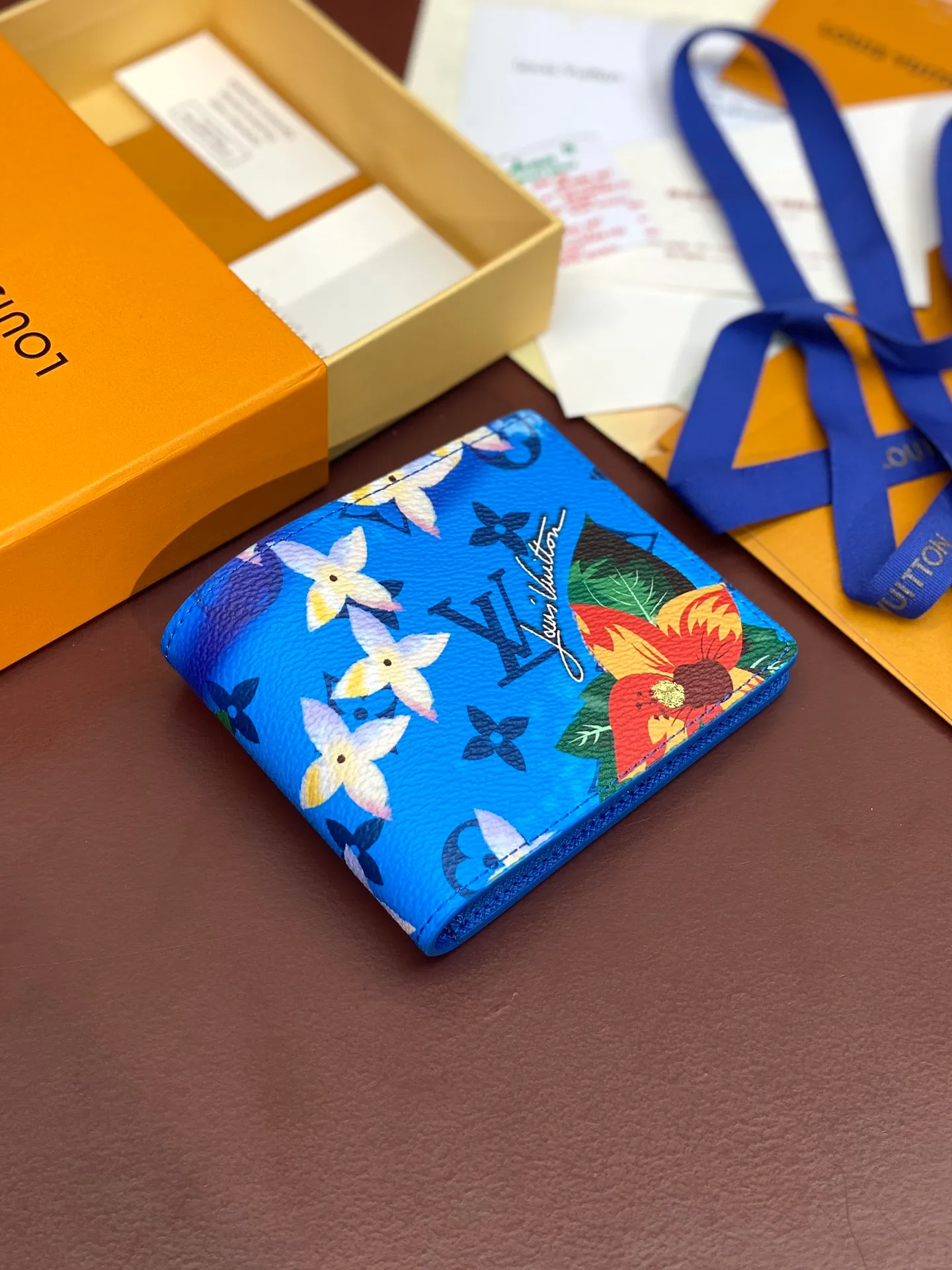 M61695 skateboard 🛹 bright blue! This Slender wallet is made of Monogram Surfin’ coated canvas, with colorful patterns overlapping tropical elements and the brand’s classic logo, giving the iconic piece a retro feel. Inside there are eight card slots and a compartment for banknotes. size: 11x8.5x2cm. 💰340