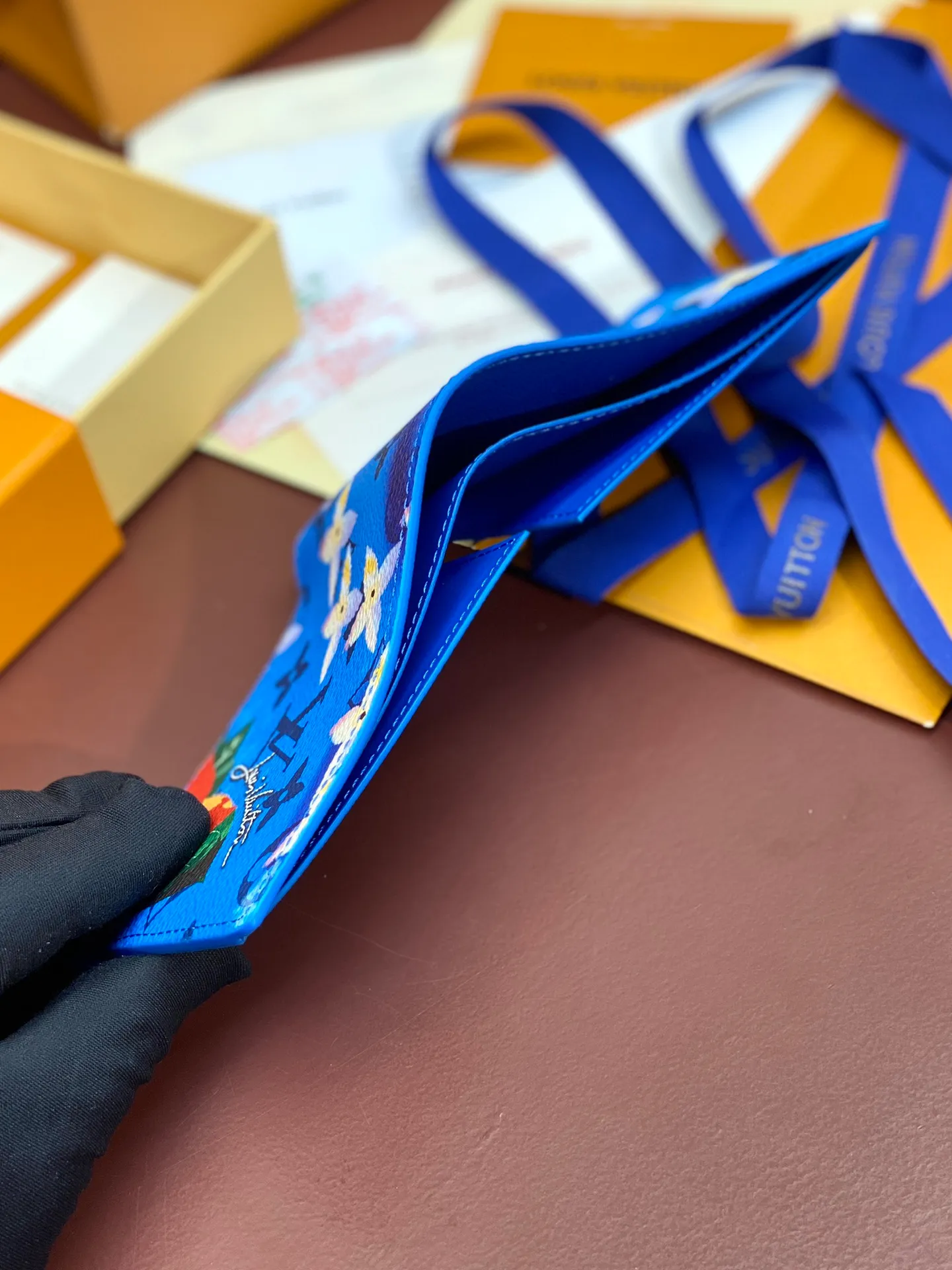 M61695 skateboard 🛹 bright blue! This Slender wallet is made of Monogram Surfin’ coated canvas, with colorful patterns overlapping tropical elements and the brand’s classic logo, giving the iconic piece a retro feel. Inside there are eight card slots and a compartment for banknotes. size: 11x8.5x2cm. 💰340