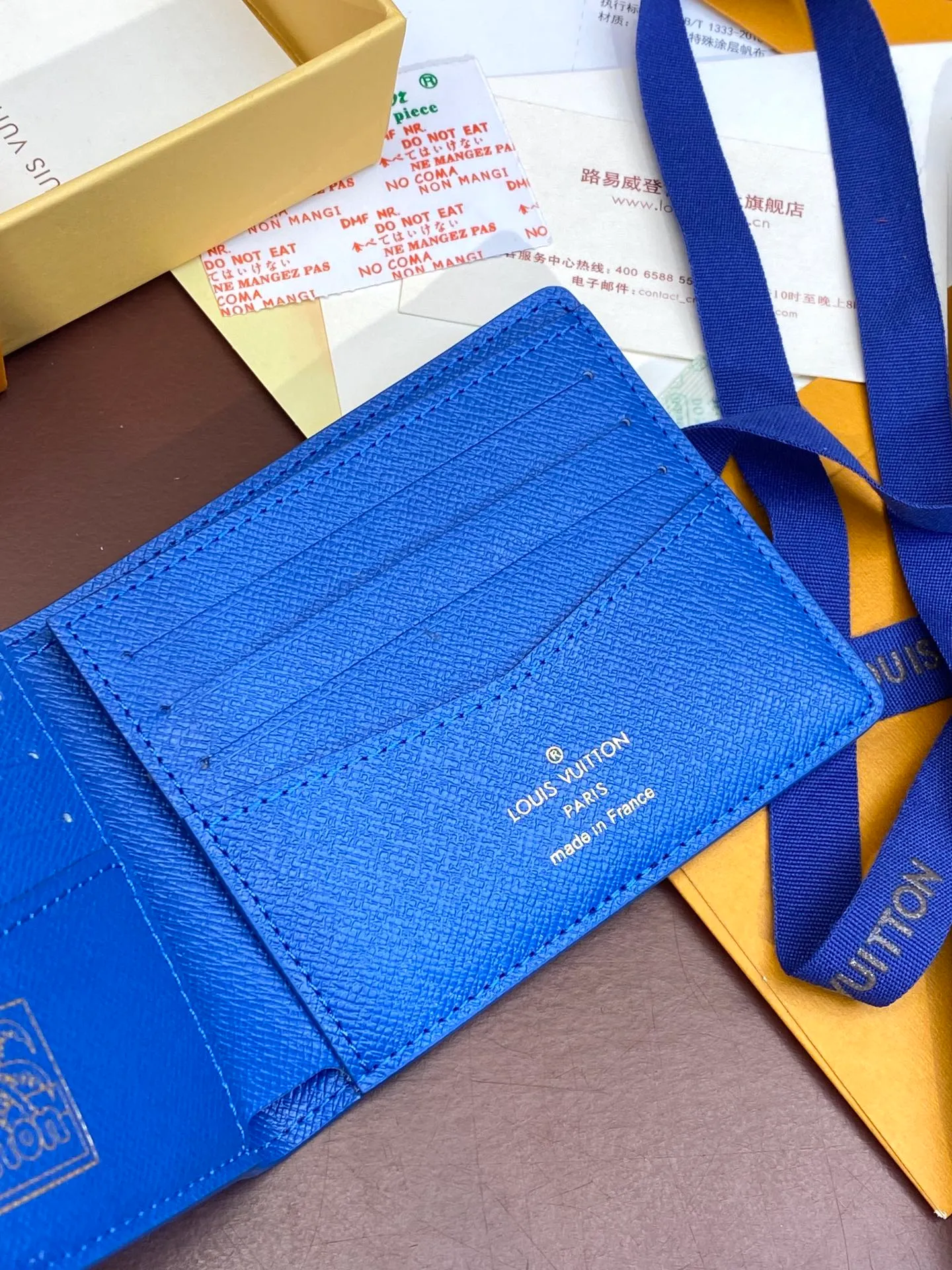 M61695 skateboard 🛹 bright blue! This Slender wallet is made of Monogram Surfin’ coated canvas, with colorful patterns overlapping tropical elements and the brand’s classic logo, giving the iconic piece a retro feel. Inside there are eight card slots and a compartment for banknotes. size: 11x8.5x2cm. 💰340