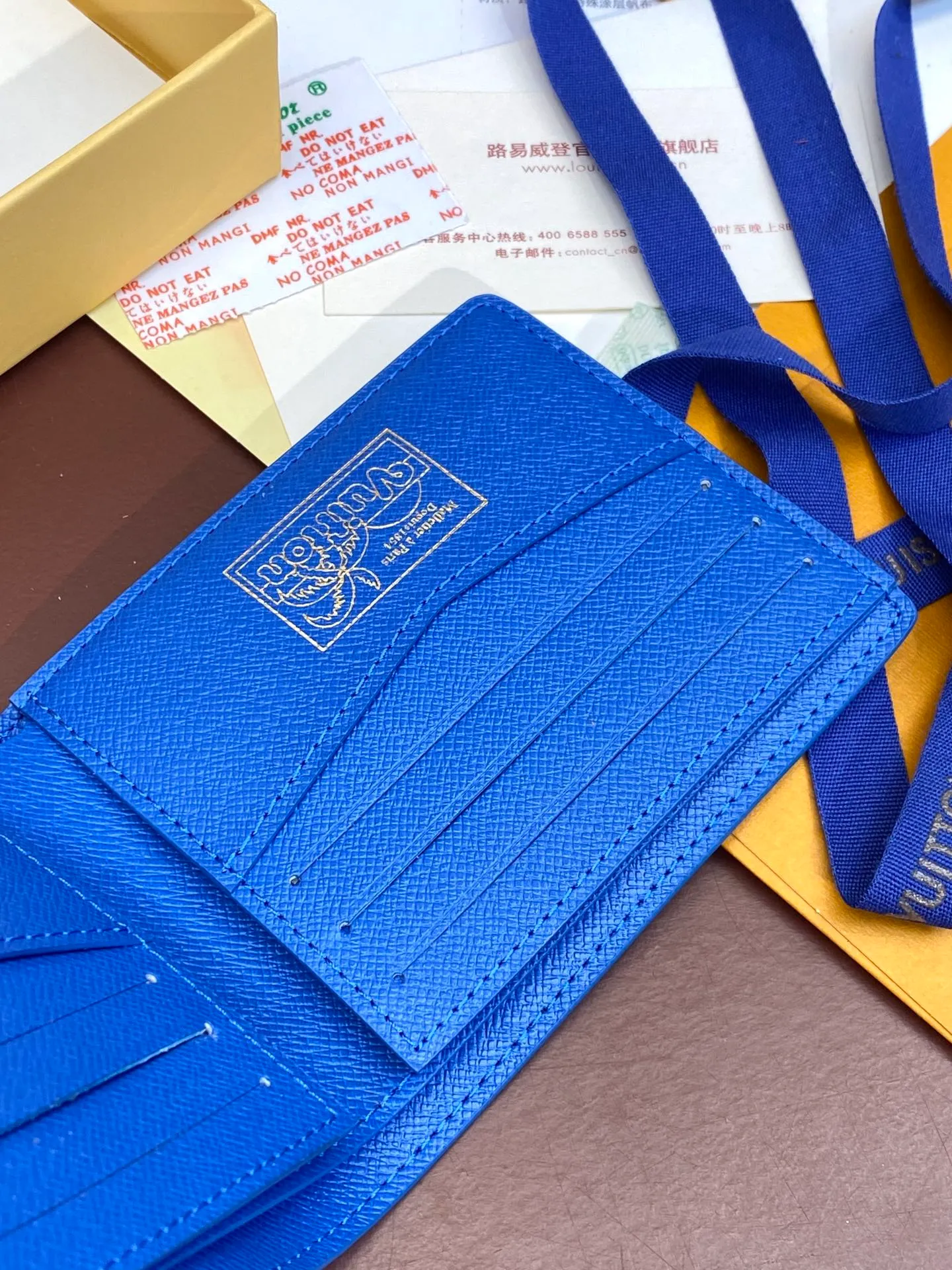 M61695 skateboard 🛹 bright blue! This Slender wallet is made of Monogram Surfin’ coated canvas, with colorful patterns overlapping tropical elements and the brand’s classic logo, giving the iconic piece a retro feel. Inside there are eight card slots and a compartment for banknotes. size: 11x8.5x2cm. 💰340