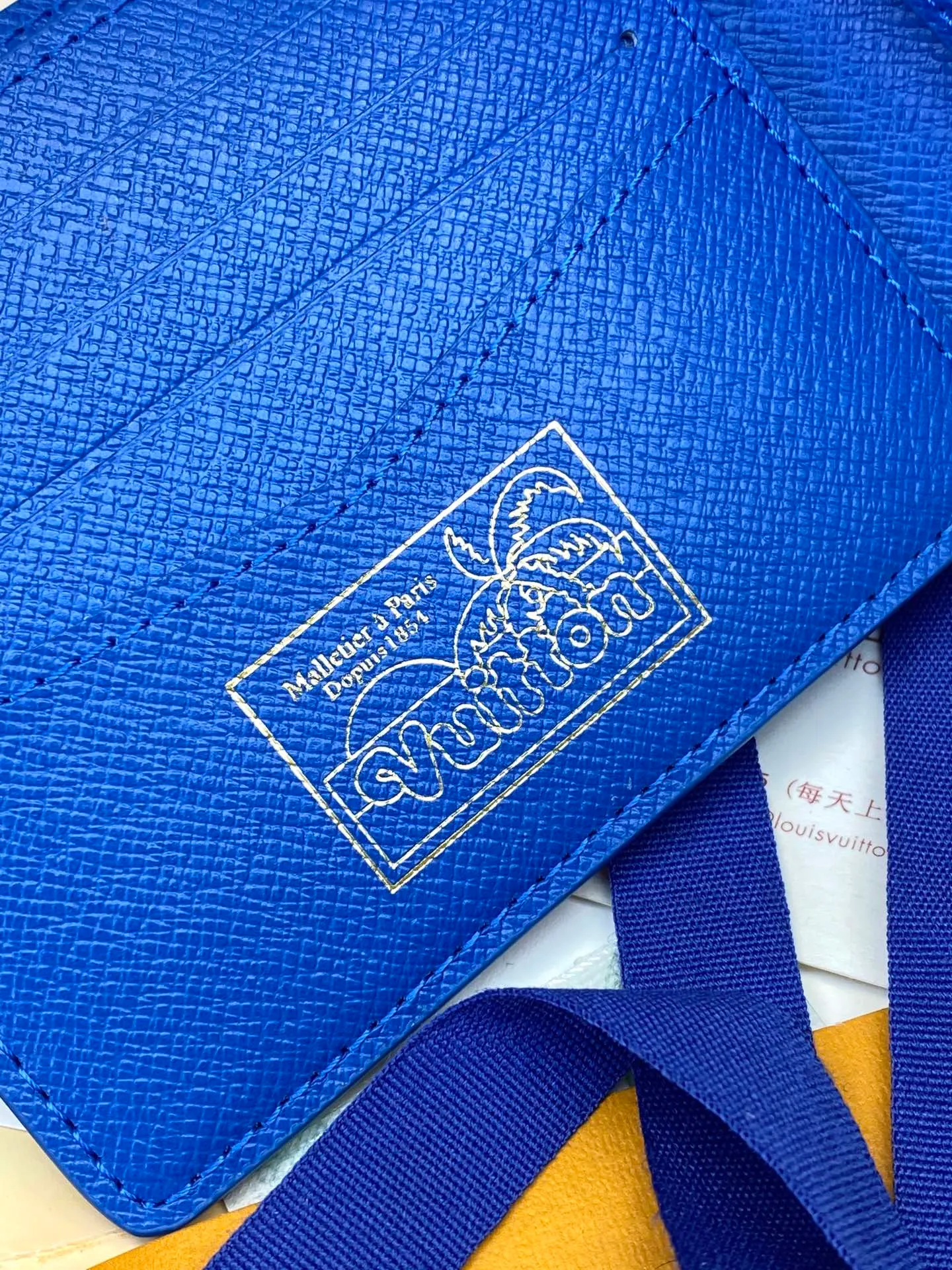 M61695 skateboard 🛹 bright blue! This Slender wallet is made of Monogram Surfin’ coated canvas, with colorful patterns overlapping tropical elements and the brand’s classic logo, giving the iconic piece a retro feel. Inside there are eight card slots and a compartment for banknotes. size: 11x8.5x2cm. 💰340