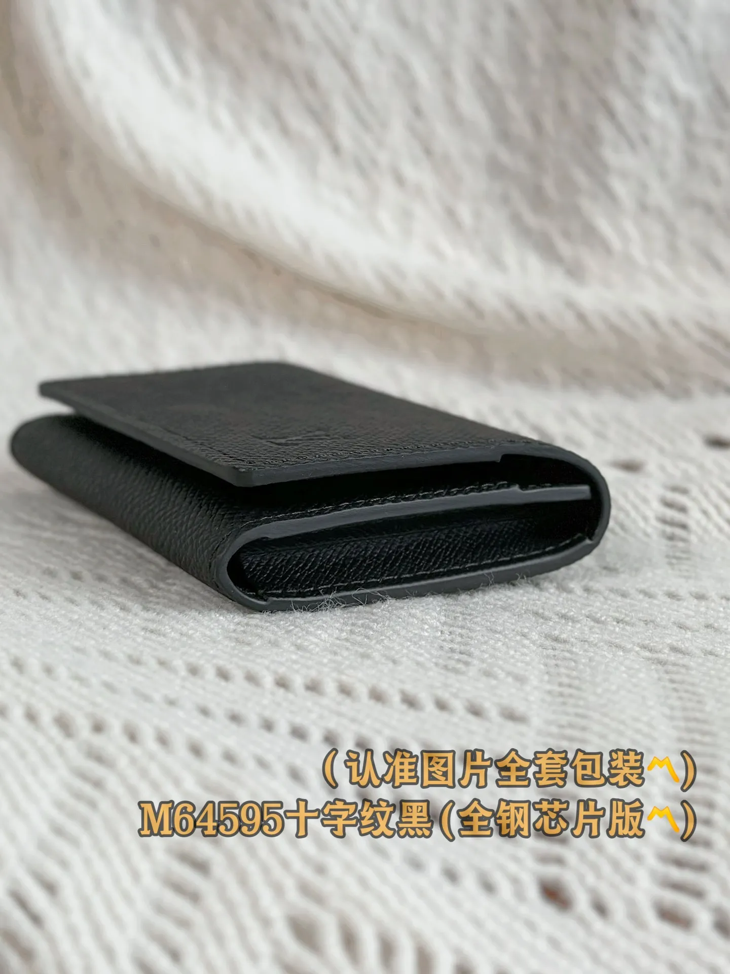 M64595 Cross Pattern Black (〽️Grade A All Steel〽️) Personalized Customization! Envelope Carte De Visite card holder, made of Louis Vuitton's classic Taiga leather, this Enveloppe Carte de Visite card holder can hold business cards, credit cards or transportation cards. 10.5 x 8 x 1.7 cm (length x height x width). Special grade 230