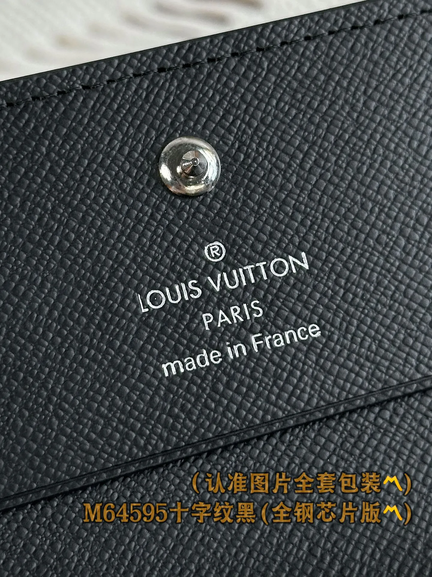 M64595 Cross Pattern Black (〽️Grade A All Steel〽️) Personalized Customization! Envelope Carte De Visite card holder, made of Louis Vuitton's classic Taiga leather, this Enveloppe Carte de Visite card holder can hold business cards, credit cards or transportation cards. 10.5 x 8 x 1.7 cm (length x height x width). Special grade 230