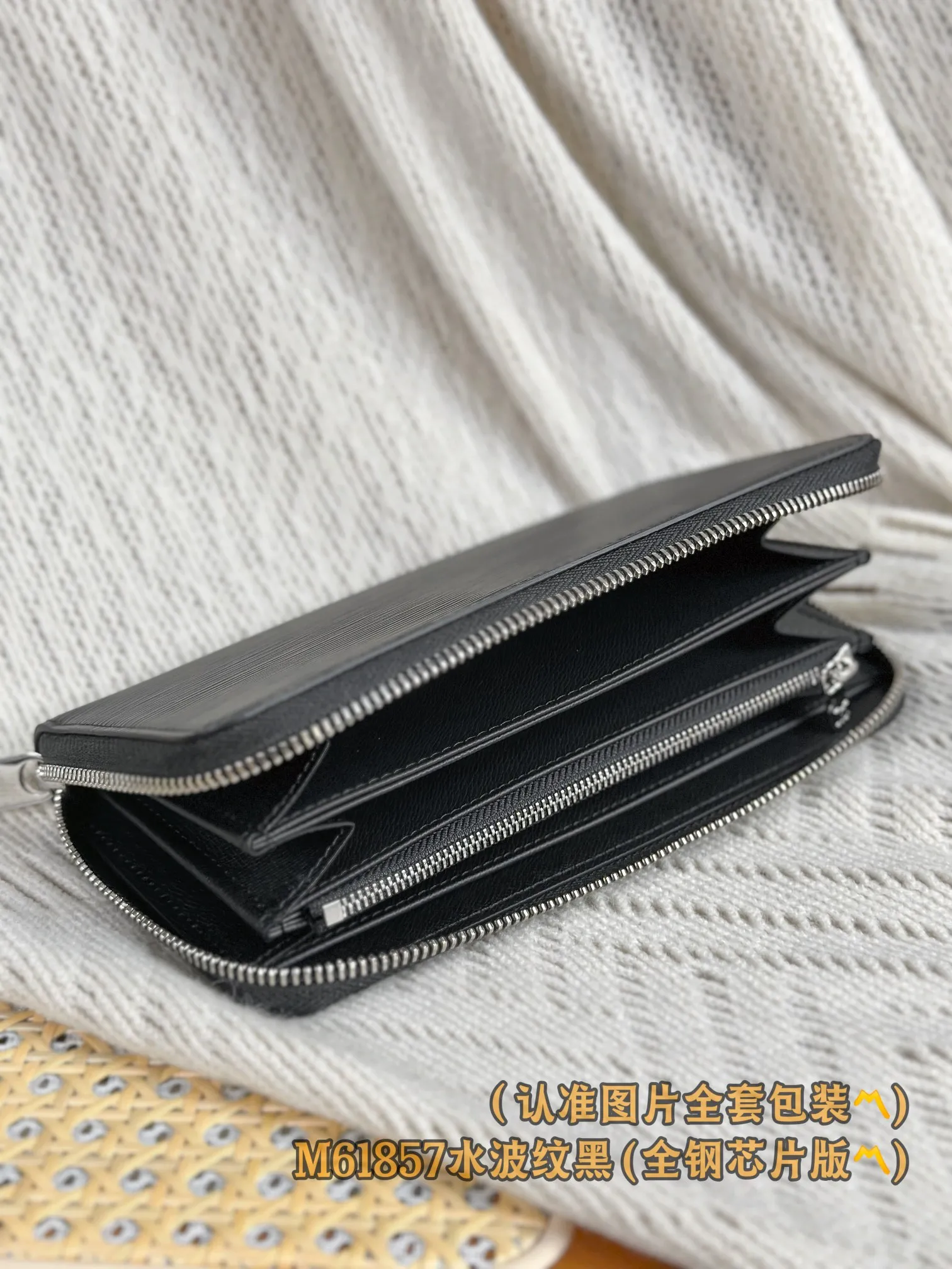M61857 water ripple black (〽️Grade A all steel〽️) personalized customized version! Transcoding chip, zipper wallet, this zipper wallet is made of Epi cowhide, with a unique grain texture. The zipper wallet is one of Louis Vuitton's classic styles. It is famous for its secure full zipper design. It has multiple credit card slots, pockets and compartments, perfect for storing daily items, and can be carried as a handbag. 19.5 x 10.5 x 2.5 cm (length x height x width). Special 400