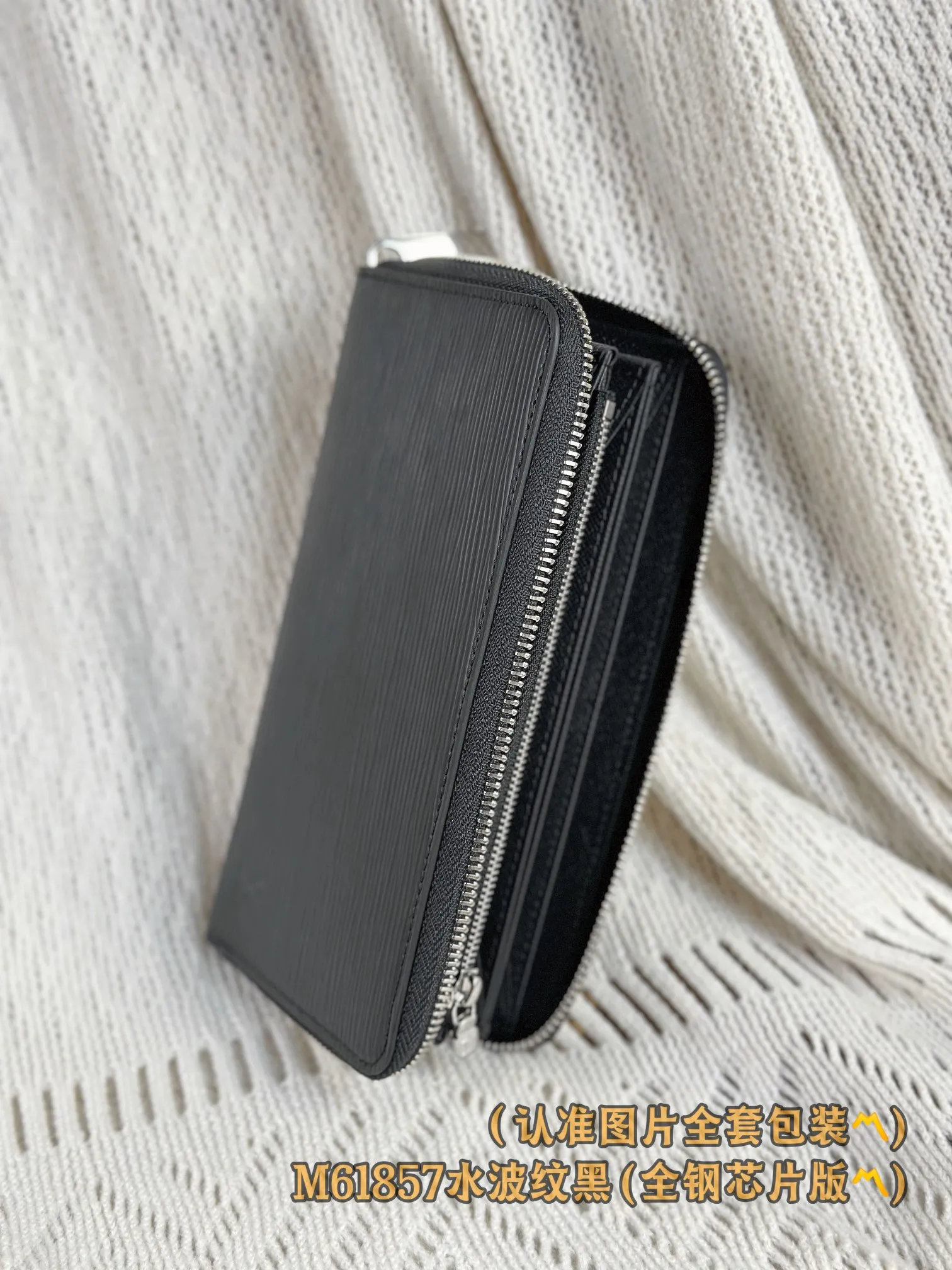 M61857 water ripple black (〽️Grade A all steel〽️) personalized customized version! Transcoding chip, zipper wallet, this zipper wallet is made of Epi cowhide, with a unique grain texture. The zipper wallet is one of Louis Vuitton's classic styles. It is famous for its secure full zipper design. It has multiple credit card slots, pockets and compartments, perfect for storing daily items, and can be carried as a handbag. 19.5 x 10.5 x 2.5 cm (length x height x width). Special 400