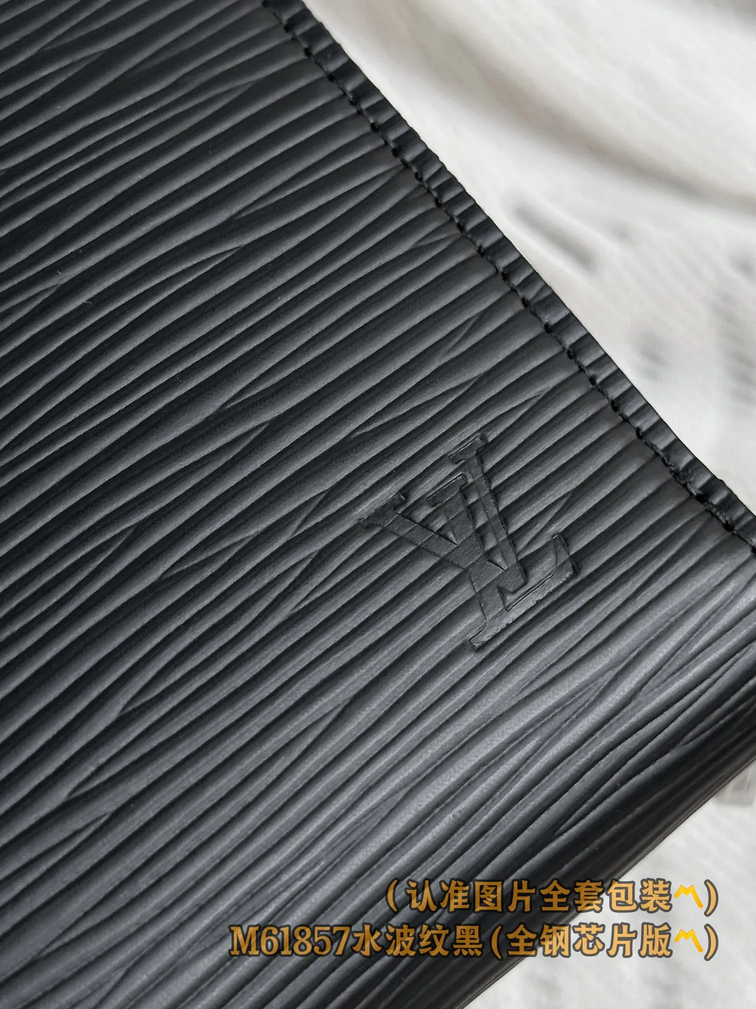 M61857 water ripple black (〽️Grade A all steel〽️) personalized customized version! Transcoding chip, zipper wallet, this zipper wallet is made of Epi cowhide, with a unique grain texture. The zipper wallet is one of Louis Vuitton's classic styles. It is famous for its secure full zipper design. It has multiple credit card slots, pockets and compartments, perfect for storing daily items, and can be carried as a handbag. 19.5 x 10.5 x 2.5 cm (length x height x width). Special 400