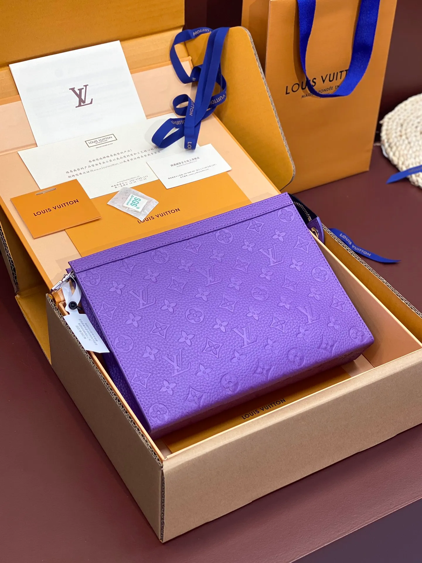 💰 720 upgraded version⚠️M61692 embossed purple! Chip version, (made of first-layer cowhide) POCHETTE VOYAGE clutch. This Pochette Voyage clutch is made of Taïga pebbled cowhide, marked with LV letters on one corner, and paired with shiny metal parts. The zipper opens the card slot and main compartment, which can accommodate small items. Detailed features! 27 x 21 x 6 cm, (Length x Height x Width), Taïga cow leather, Textile lining, Metal hardware, Zip closure, Internal slip pocket, Card compartment, Made in one of France, Spain, Italy and the United States.
