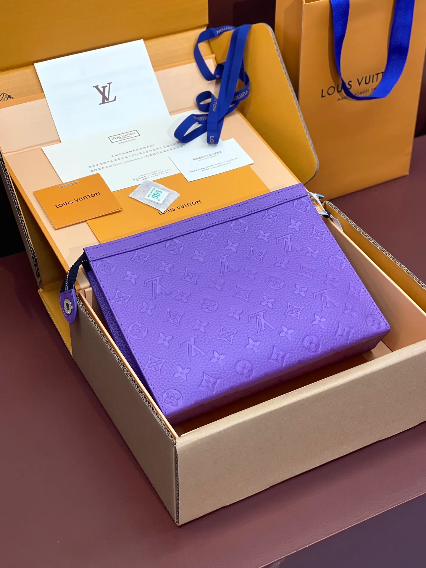 💰 720 upgraded version⚠️M61692 embossed purple! Chip version, (made of first-layer cowhide) POCHETTE VOYAGE clutch. This Pochette Voyage clutch is made of Taïga pebbled cowhide, marked with LV letters on one corner, and paired with shiny metal parts. The zipper opens the card slot and main compartment, which can accommodate small items. Detailed features! 27 x 21 x 6 cm, (Length x Height x Width), Taïga cow leather, Textile lining, Metal hardware, Zip closure, Internal slip pocket, Card compartment, Made in one of France, Spain, Italy and the United States.