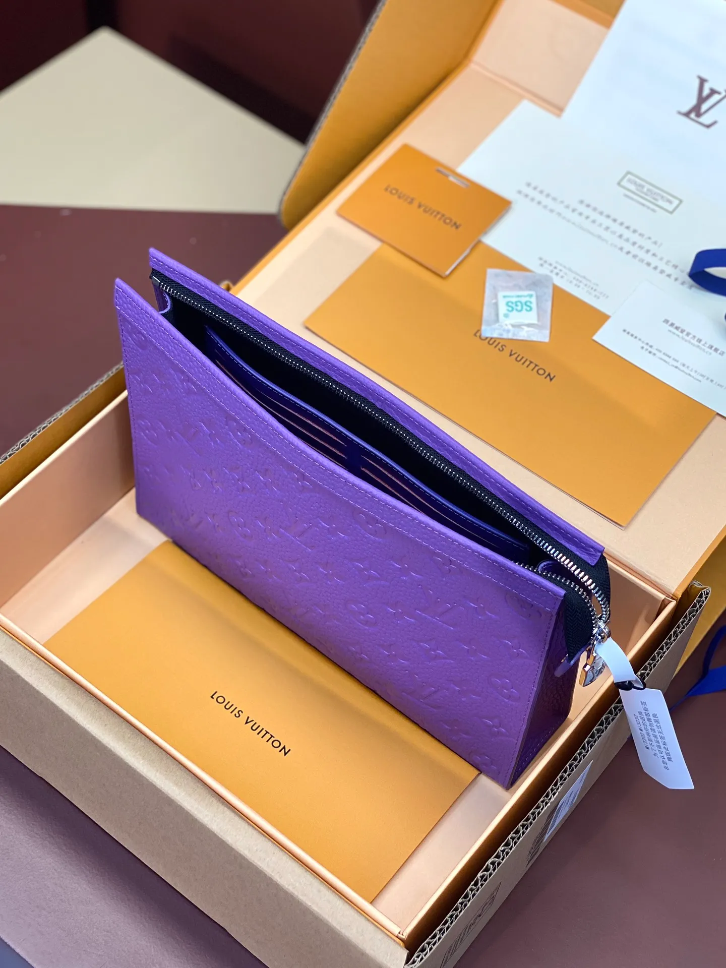 💰 720 upgraded version⚠️M61692 embossed purple! Chip version, (made of first-layer cowhide) POCHETTE VOYAGE clutch. This Pochette Voyage clutch is made of Taïga pebbled cowhide, marked with LV letters on one corner, and paired with shiny metal parts. The zipper opens the card slot and main compartment, which can accommodate small items. Detailed features! 27 x 21 x 6 cm, (Length x Height x Width), Taïga cow leather, Textile lining, Metal hardware, Zip closure, Internal slip pocket, Card compartment, Made in one of France, Spain, Italy and the United States.