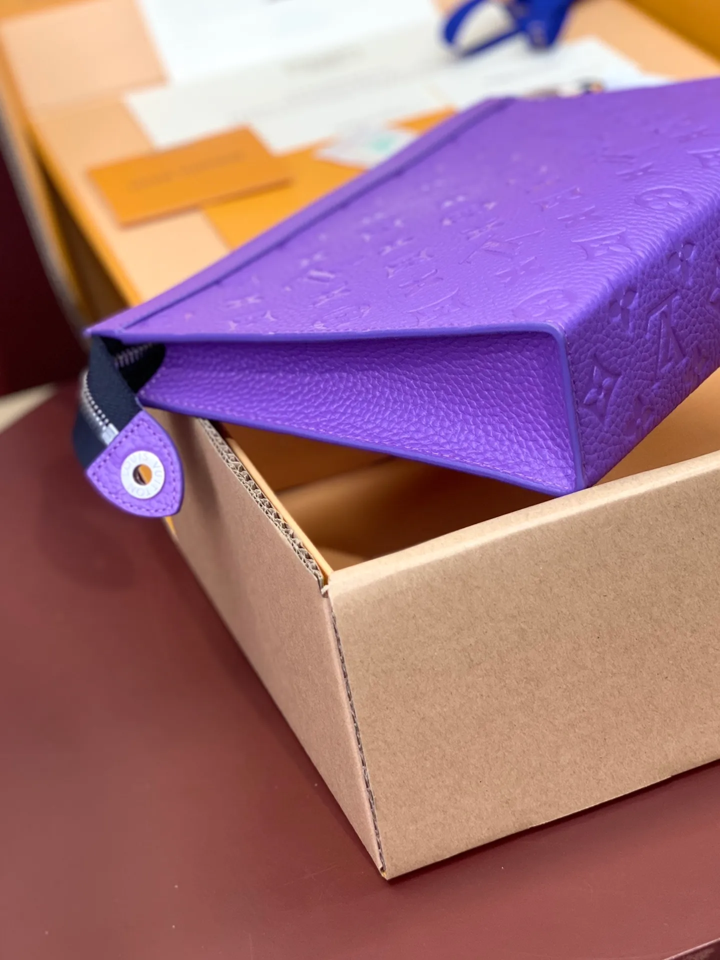 💰 720 upgraded version⚠️M61692 embossed purple! Chip version, (made of first-layer cowhide) POCHETTE VOYAGE clutch. This Pochette Voyage clutch is made of Taïga pebbled cowhide, marked with LV letters on one corner, and paired with shiny metal parts. The zipper opens the card slot and main compartment, which can accommodate small items. Detailed features! 27 x 21 x 6 cm, (Length x Height x Width), Taïga cow leather, Textile lining, Metal hardware, Zip closure, Internal slip pocket, Card compartment, Made in one of France, Spain, Italy and the United States.