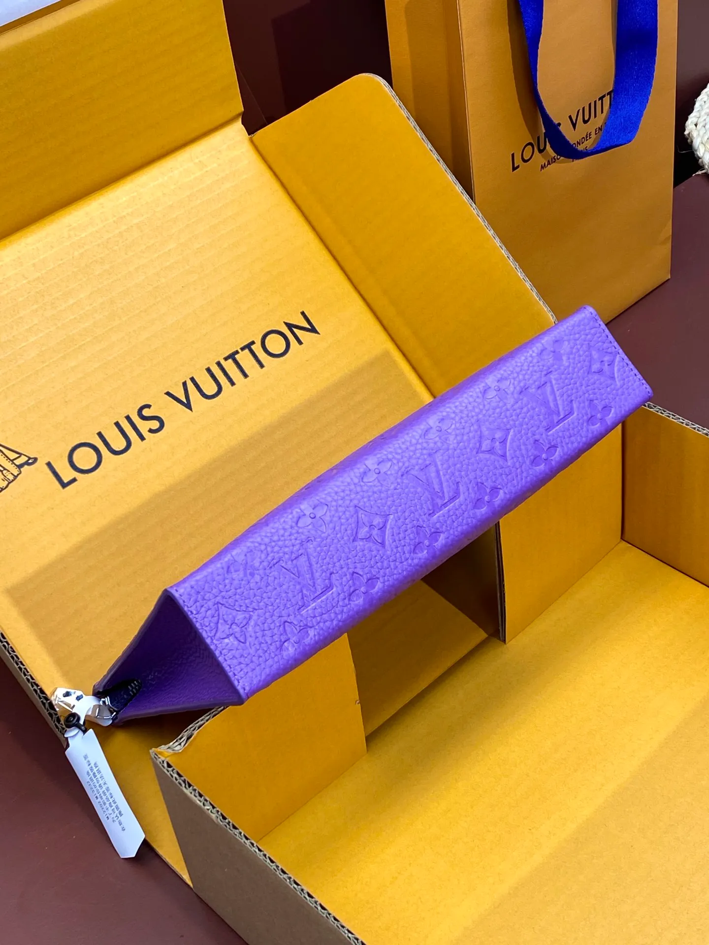 💰 720 upgraded version⚠️M61692 embossed purple! Chip version, (made of first-layer cowhide) POCHETTE VOYAGE clutch. This Pochette Voyage clutch is made of Taïga pebbled cowhide, marked with LV letters on one corner, and paired with shiny metal parts. The zipper opens the card slot and main compartment, which can accommodate small items. Detailed features! 27 x 21 x 6 cm, (Length x Height x Width), Taïga cow leather, Textile lining, Metal hardware, Zip closure, Internal slip pocket, Card compartment, Made in one of France, Spain, Italy and the United States.
