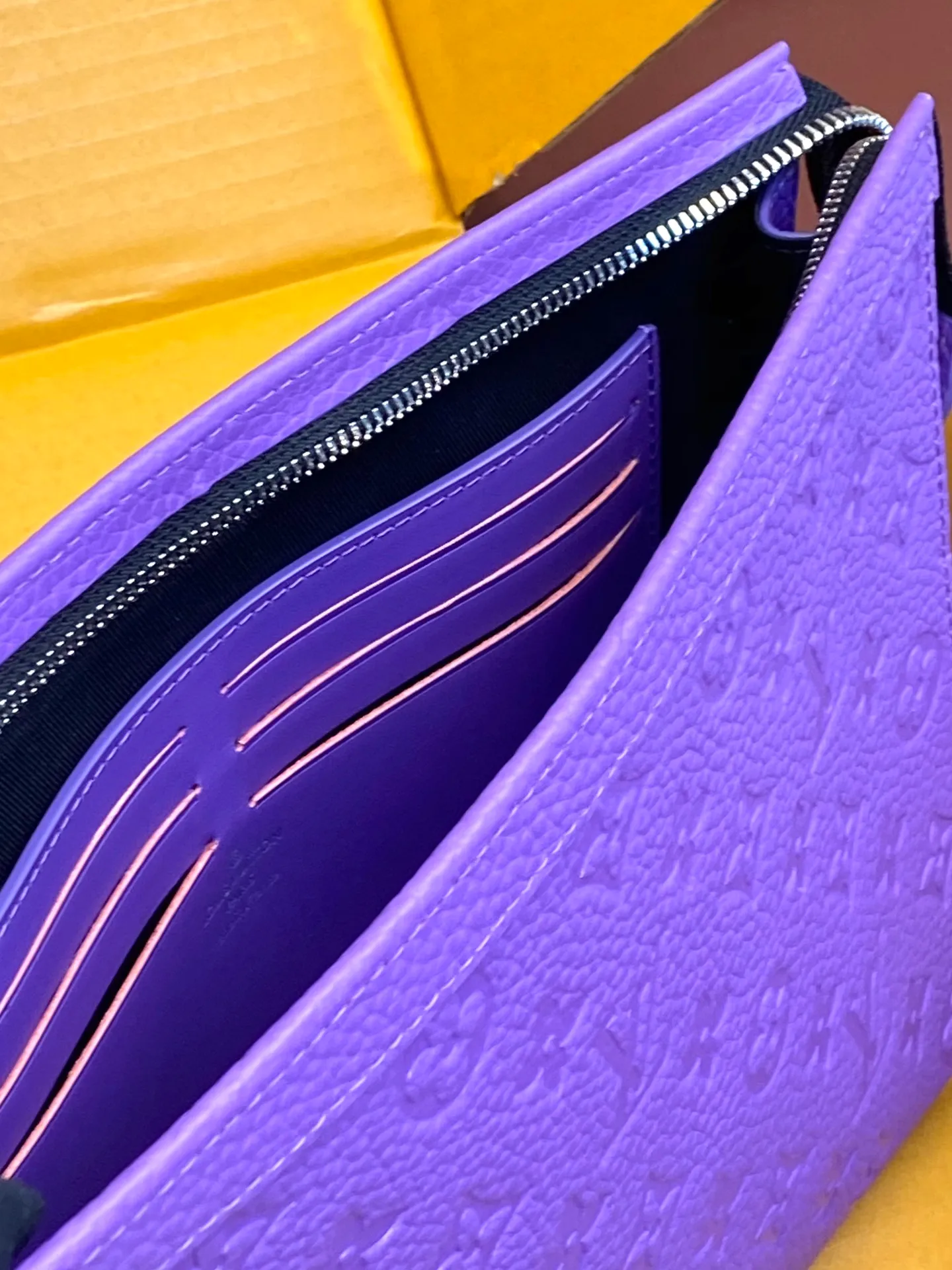 💰 720 upgraded version⚠️M61692 embossed purple! Chip version, (made of first-layer cowhide) POCHETTE VOYAGE clutch. This Pochette Voyage clutch is made of Taïga pebbled cowhide, marked with LV letters on one corner, and paired with shiny metal parts. The zipper opens the card slot and main compartment, which can accommodate small items. Detailed features! 27 x 21 x 6 cm, (Length x Height x Width), Taïga cow leather, Textile lining, Metal hardware, Zip closure, Internal slip pocket, Card compartment, Made in one of France, Spain, Italy and the United States.