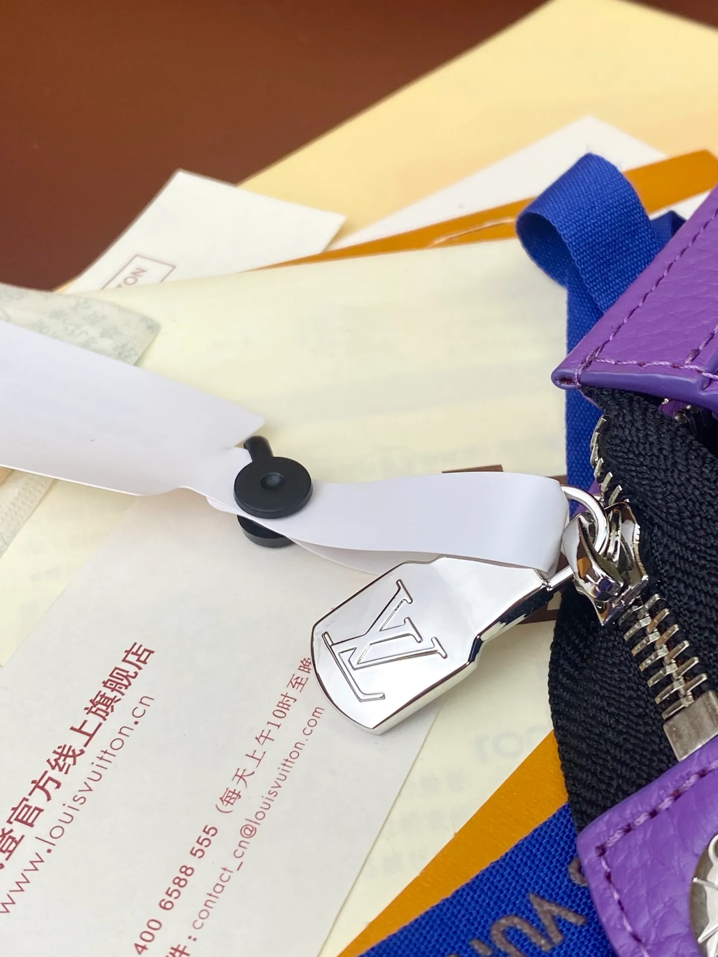 💰 720 upgraded version⚠️M61692 embossed purple! Chip version, (made of first-layer cowhide) POCHETTE VOYAGE clutch. This Pochette Voyage clutch is made of Taïga pebbled cowhide, marked with LV letters on one corner, and paired with shiny metal parts. The zipper opens the card slot and main compartment, which can accommodate small items. Detailed features! 27 x 21 x 6 cm, (Length x Height x Width), Taïga cow leather, Textile lining, Metal hardware, Zip closure, Internal slip pocket, Card compartment, Made in one of France, Spain, Italy and the United States.
