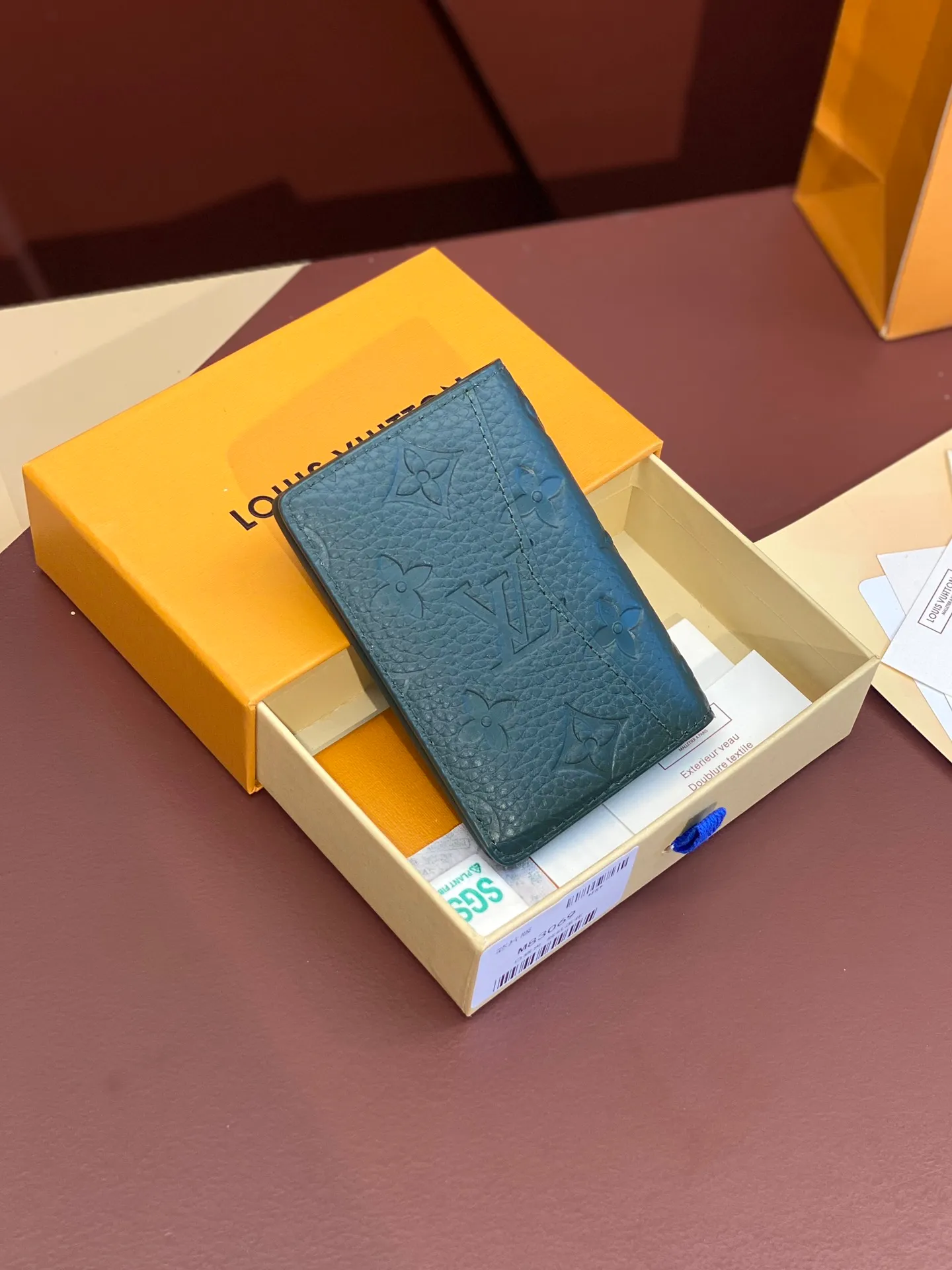 💰 340 M83069 Green! Chip version, (made of top-grain cowhide), this pocket wallet is made of full-grain Taurillon leather, with subtle embossed LV letters and Monogram flowers. The compact design has an inner pocket and an outer pocket for easy access to credit cards or transportation cards. Detailed features 7.5 x 11.1 x 1 cm (length x height x width).